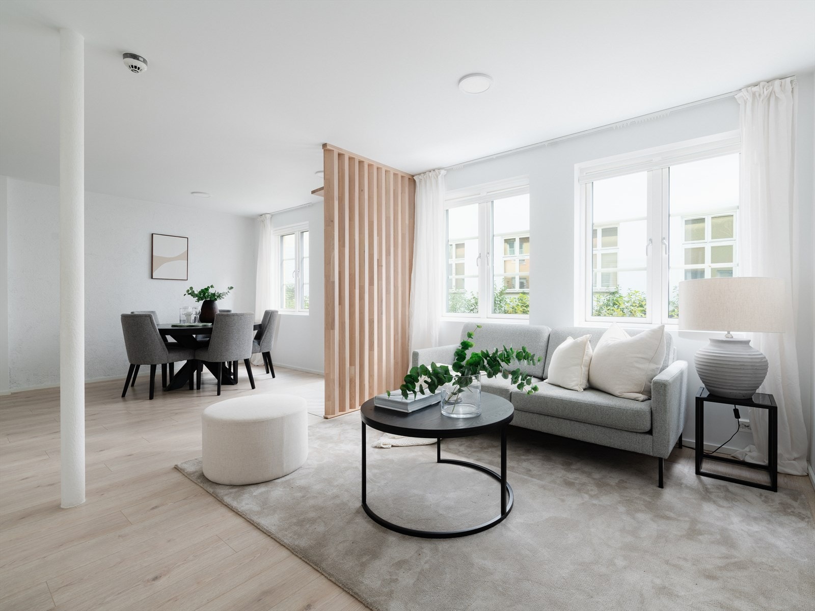 Store vinduer sørger for rikelig med naturlig lys og bidrar til en herlig romfølelse. Galleribilde