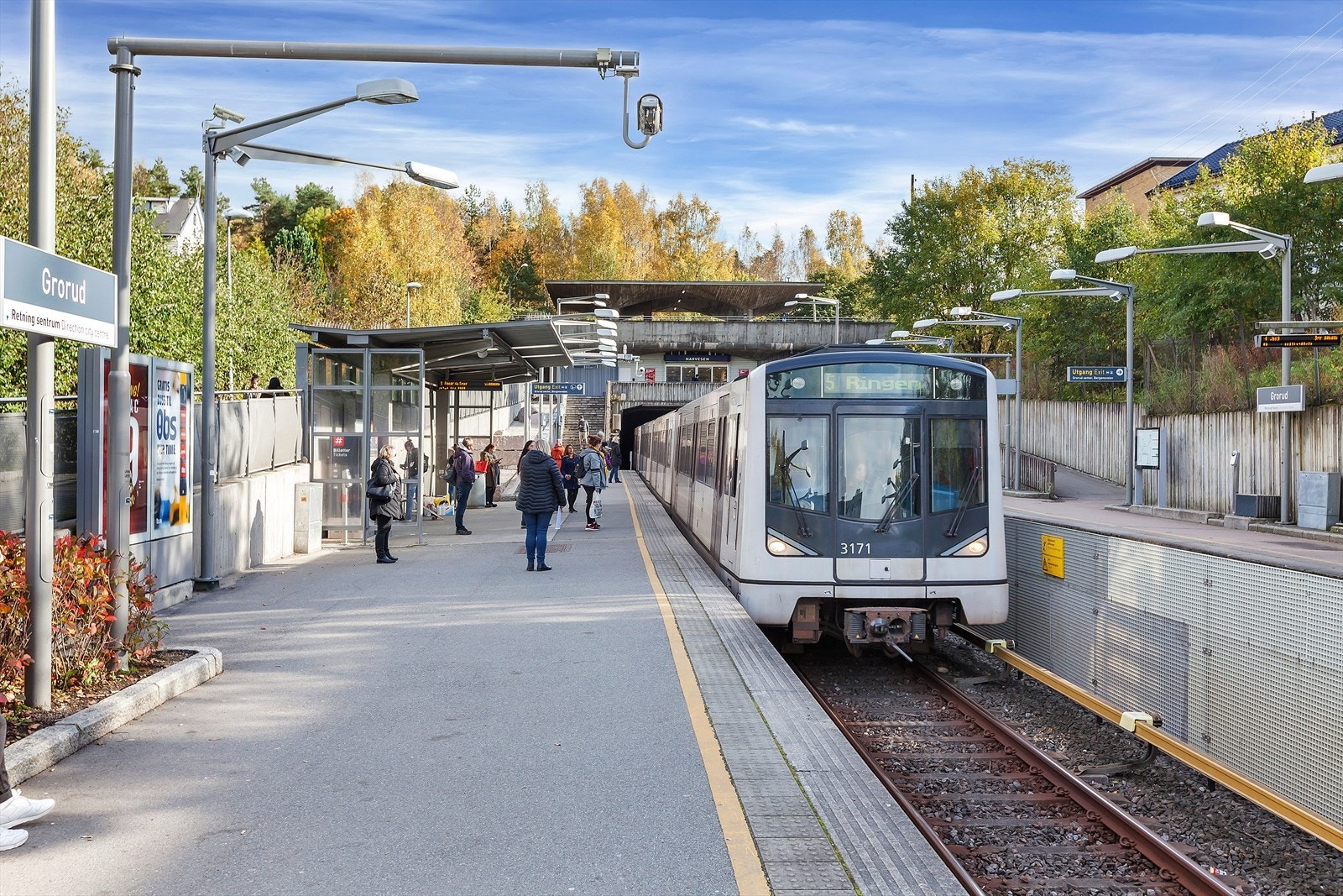 Det er meget god offentlig kommunikasjon i området med både bussterminal og t-bane stasjon (Linje 4 og 5). Galleribilde