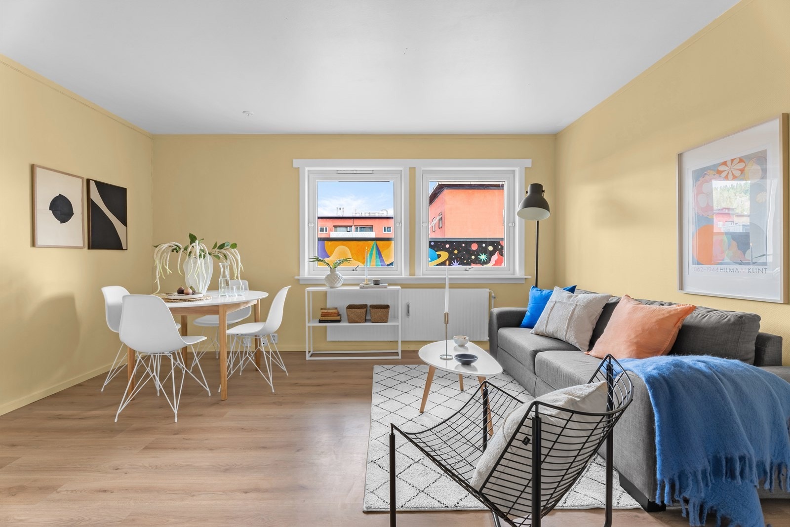 Romslig og arealeffektiv stue med god plass til sofa, tv-seksjon og spisebord. Galleribilde