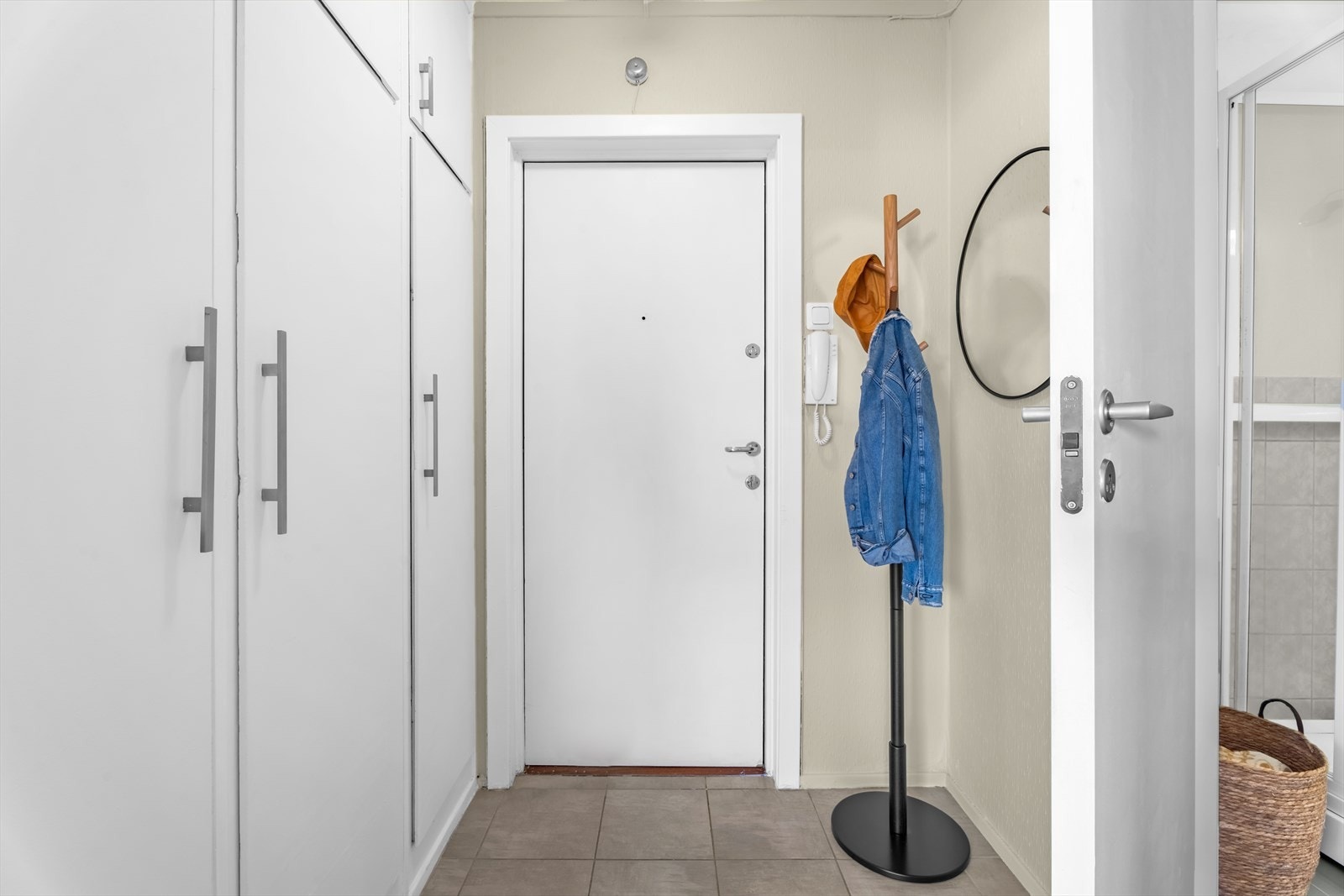 Leiligheten har adkomst med heis til etasjeplan. Entreen er hyggelig og lys med god plass til klesavheng. Galleribilde