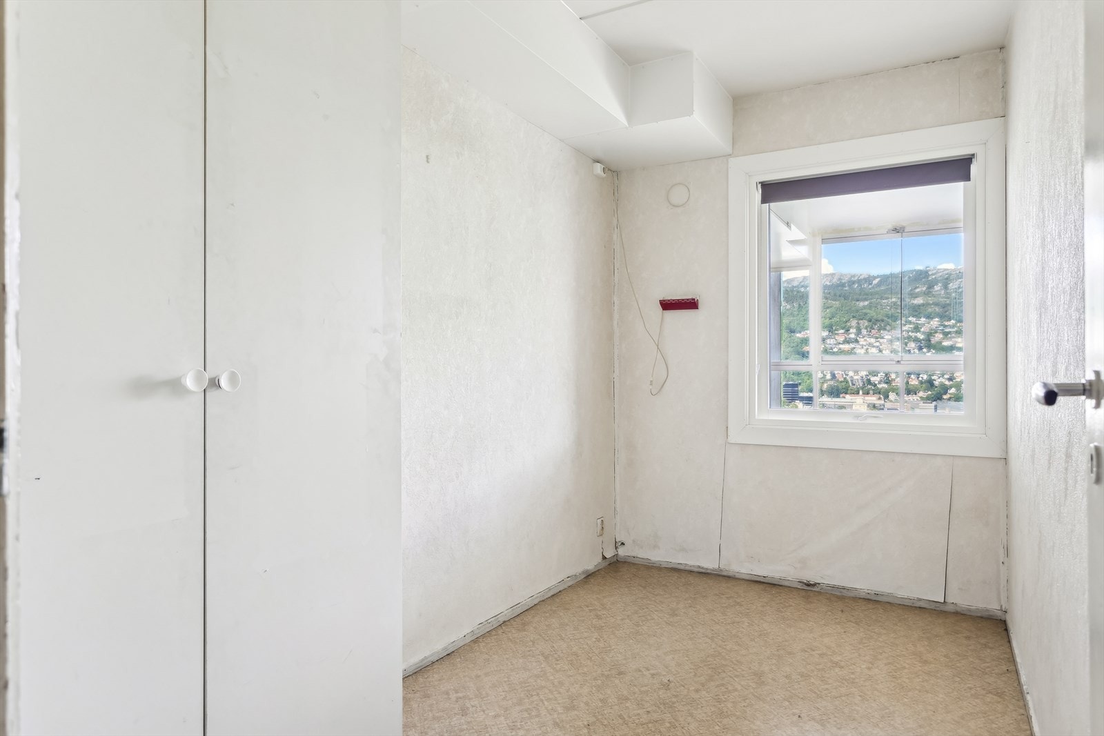 Leiligheten har 3 soverom, hvorav alle har plass til både seng og garderobeskap. Galleribilde