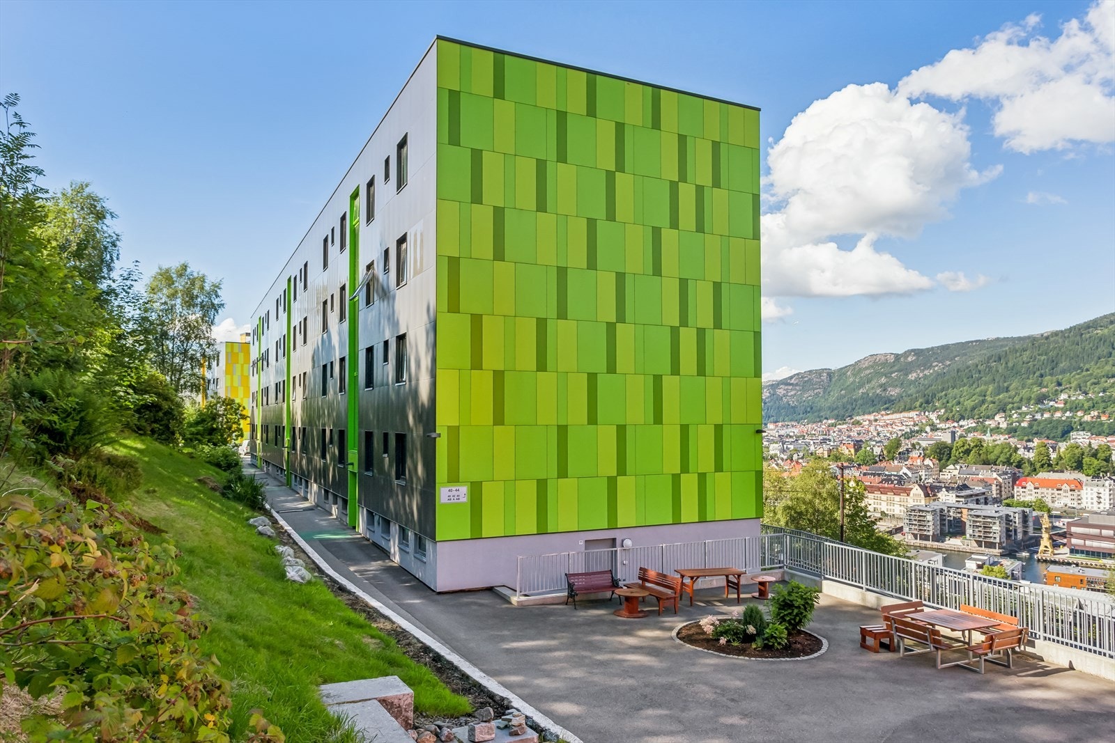 Fasade. Bo med herlige turmulighet på Løvstakken like utenfor døren. Galleribilde