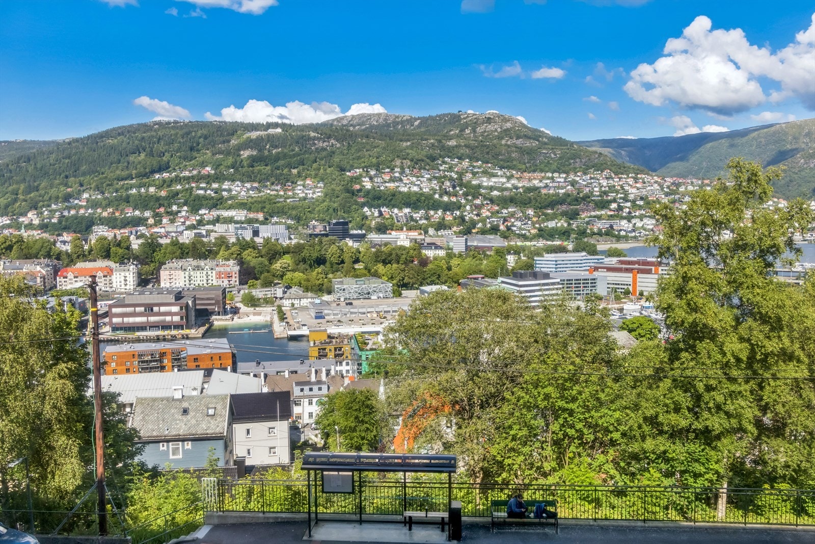 Velkommen til Solheimslien 40 - presentert av DNB Eiendom v/ Sveinung Minde og Maren Garvik. Galleribilde