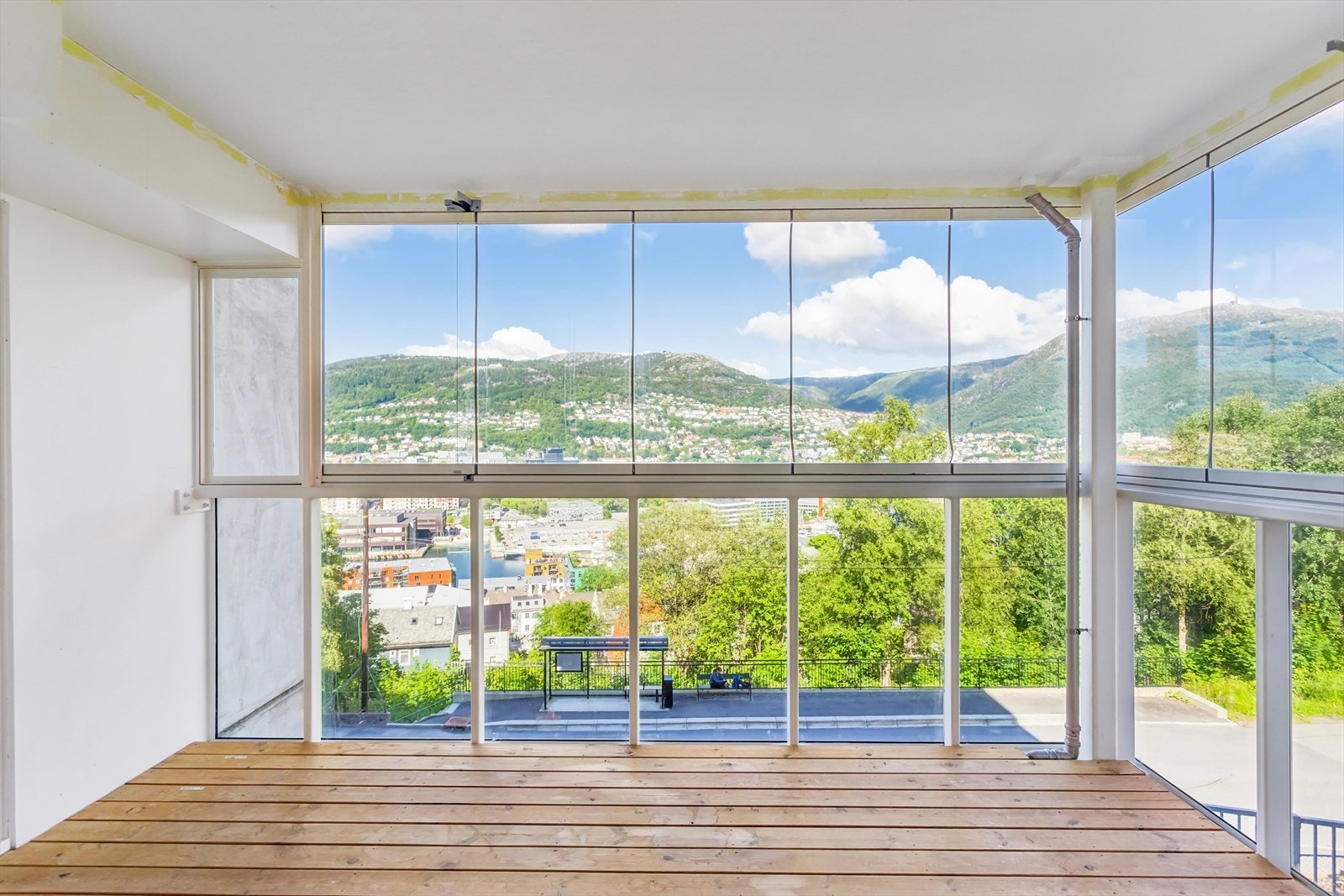 Innholdsrik 4-roms endeleilighet med flott utsikt og ypperlig beliggenhet! Leiligheten ligger i høy 1.etasje uten innsyn. Galleribilde