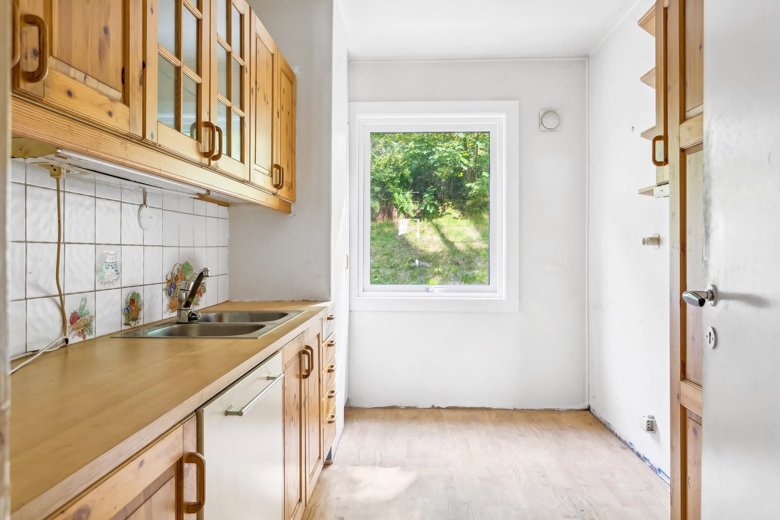Kjøkkenet har en størrelse på 8 m². God skapplass og mulighet for et frokostbord i enden. Opplegg for oppvaskmaskin. Kjøkken ventilator med kullfilter. Galleribilde