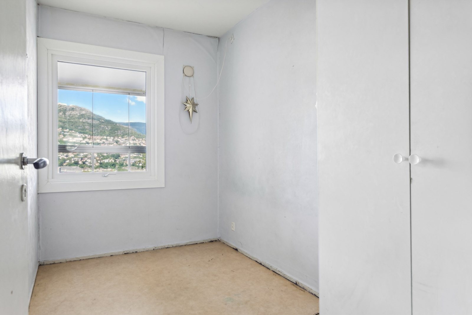 Kan benyttes til både kontor, soverom eller barnerom. Flott utsikt og godt med naturlig lys. Galleribilde