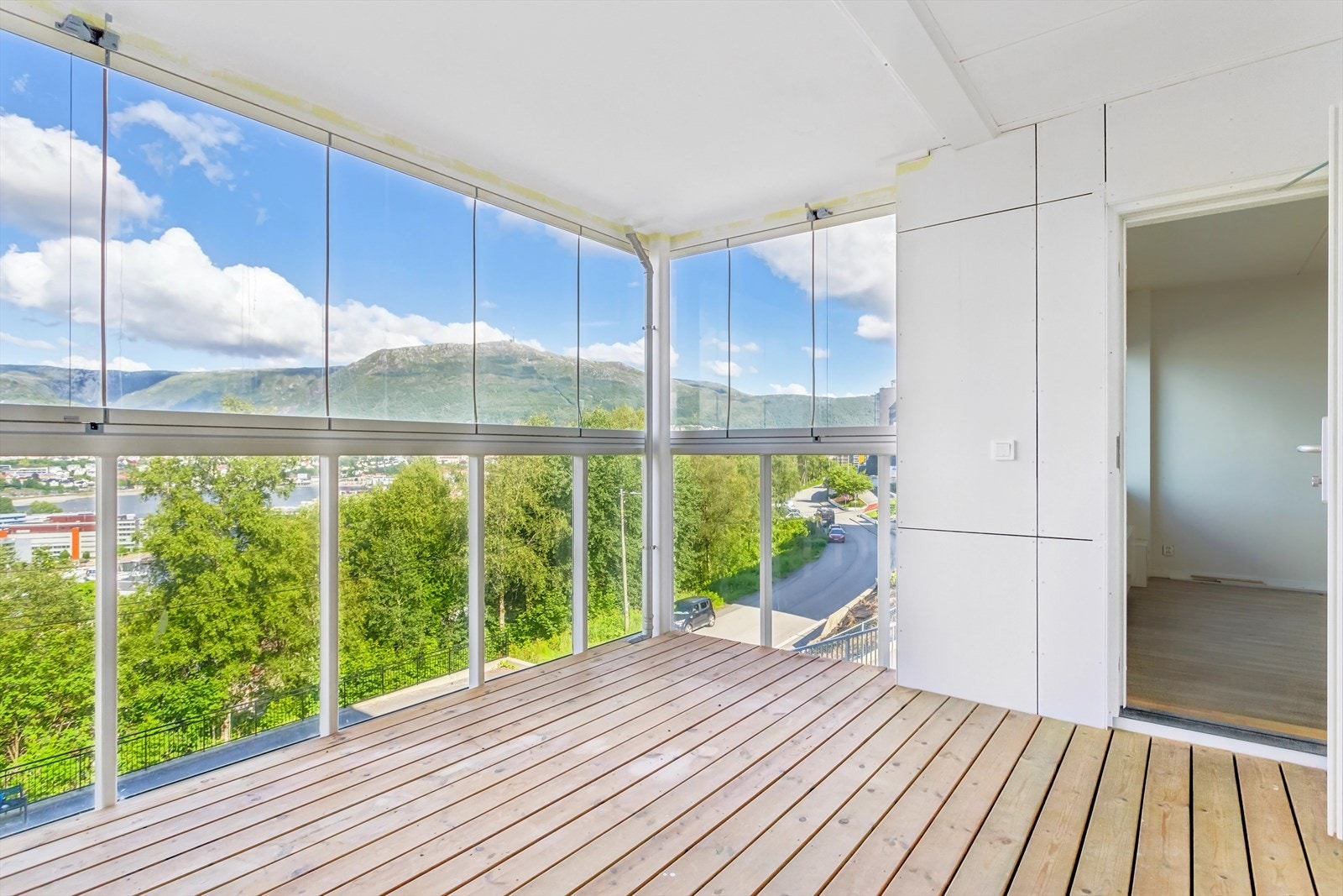 Romslig balkong med regulerbare glassfelt som du kan lukke eller åpne etter eget ønske. God plass til å innrede med flere sittegrupper. Galleribilde