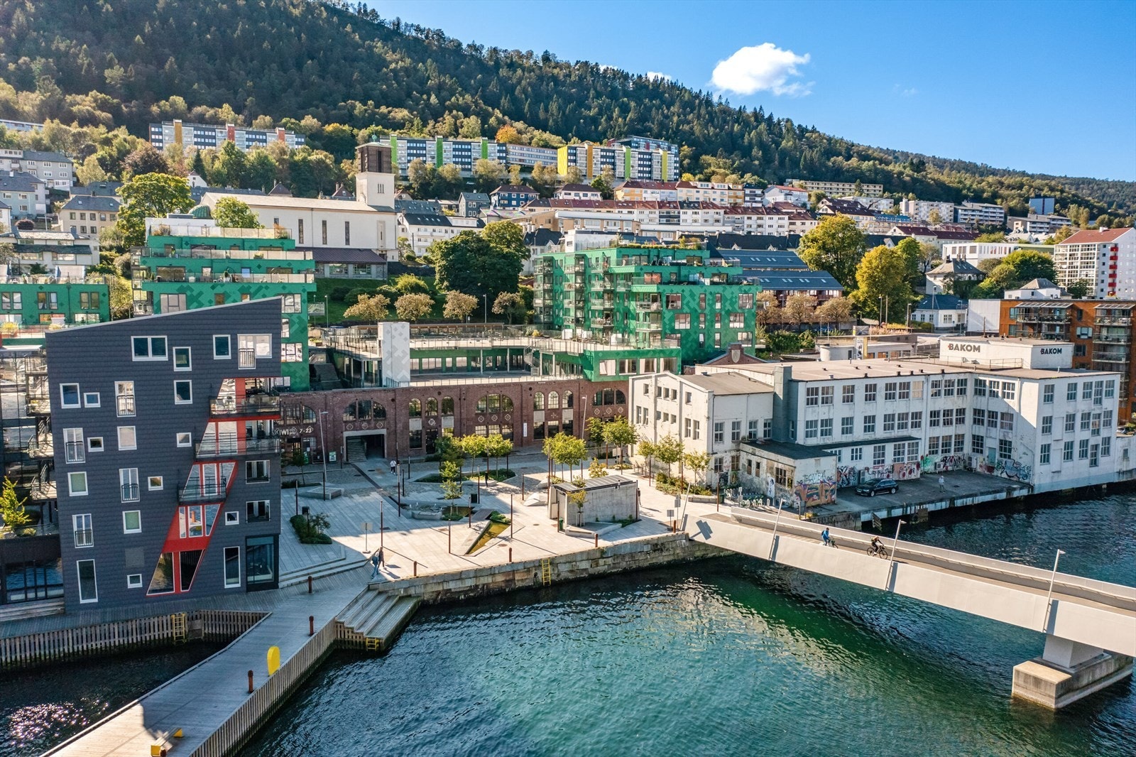 Damsgårdssundet det "nye sentrum" av Solheimsviken, her er det koselige kafeer, restauranter og matbutikker. Galleribilde