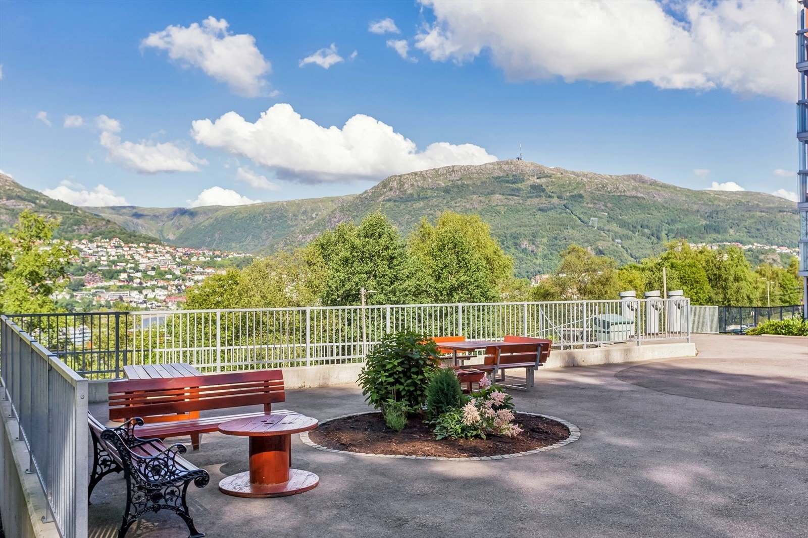 Koselig uteplass ved inngangsdøren. Idylliske omgivelser med herlig utsikt og kort vei til nydelige turløyper på Løvstakken. Galleribilde