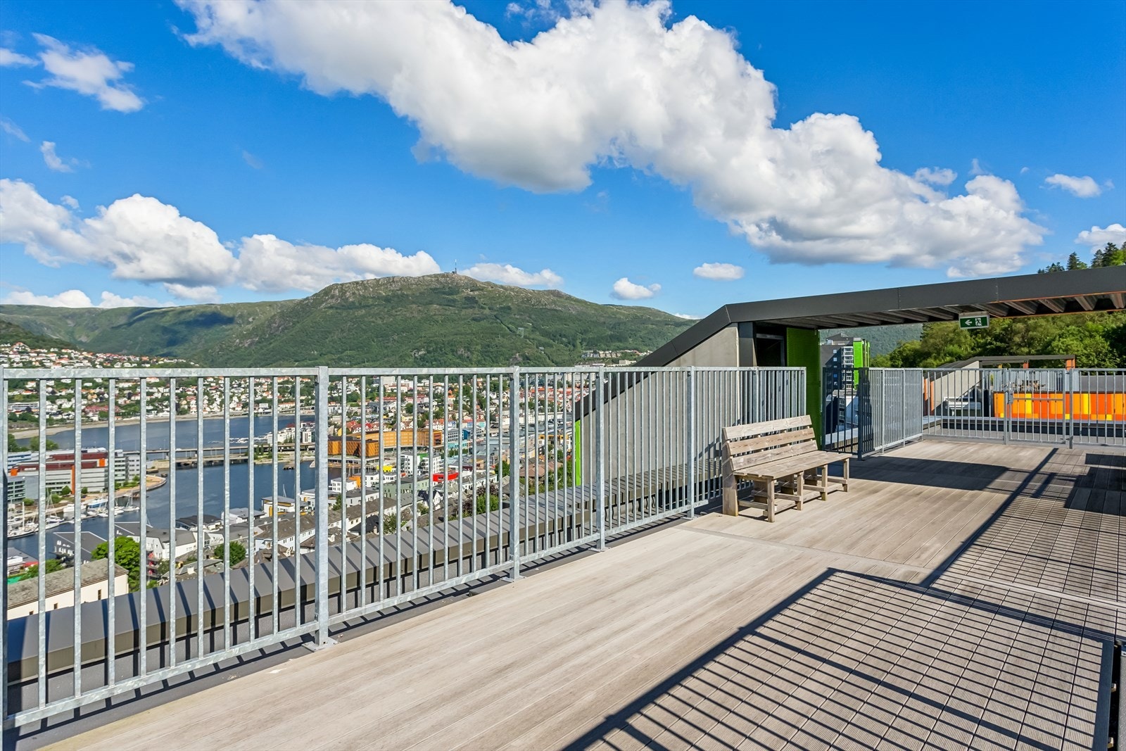 På fine sommerdager kan du nyte solen på borettslagets felles takterrasse. Galleribilde