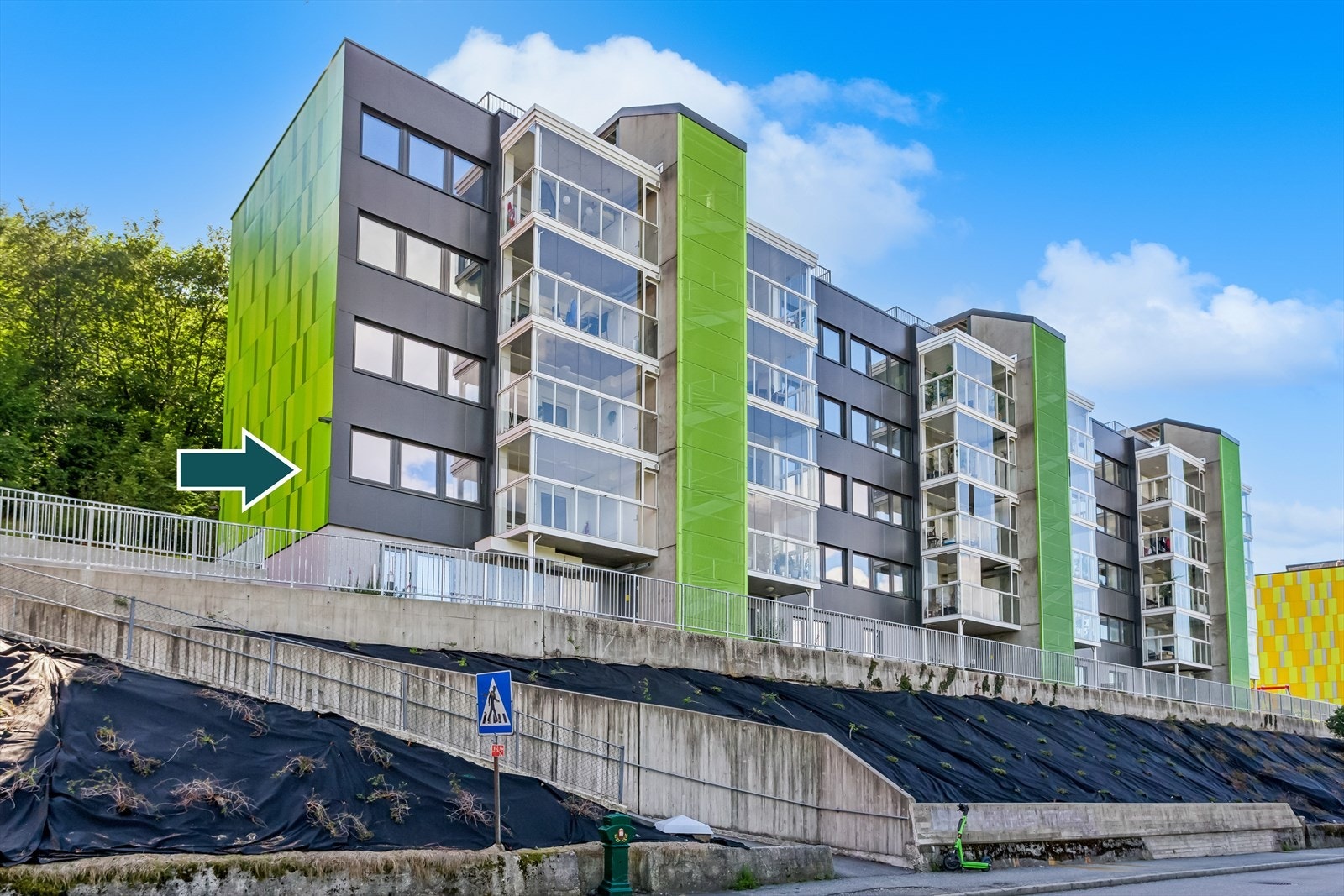 Endeleilighet med attraktiv og sentral beliggenhet- gangavstand til sentrum og Solheimsviken. Busstopp med hyppige avganger kun 2 minutters gange fra leiligheten. Galleribilde