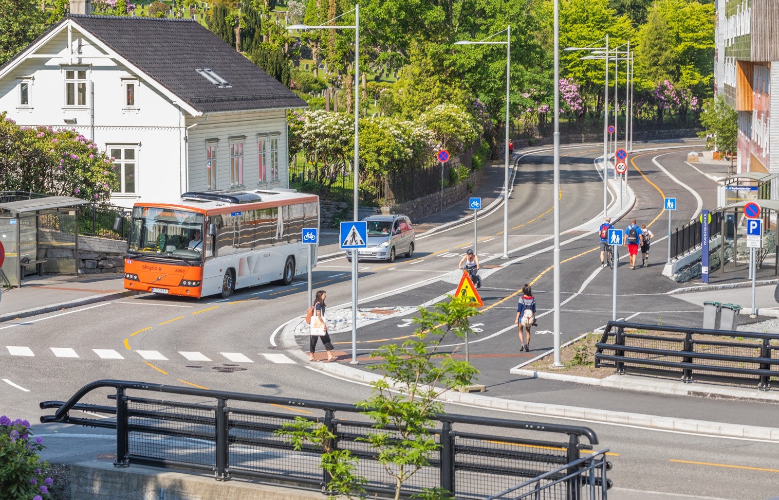 Bussen går rett utenfor bygget. Galleribilde