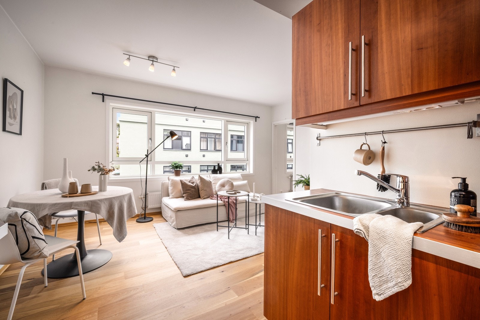 Parketten er slipt og behandlet sommeren 2023. Gulvet fremstår som nytt. (Heltre eikeparkett) Galleribilde