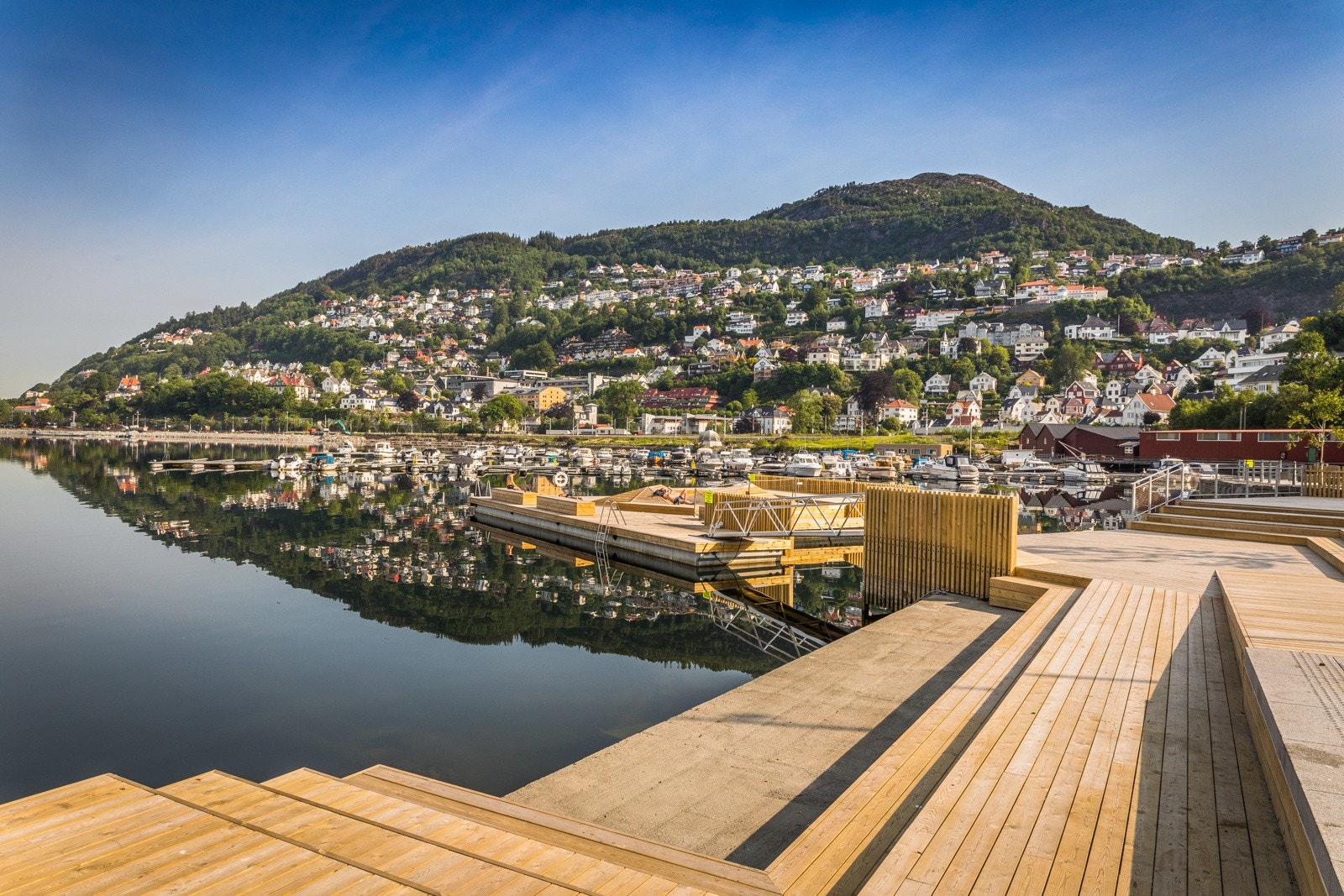Når gradestokken bikker 20 grader er det fint å ha badebrygger et par minutter unna. Galleribilde