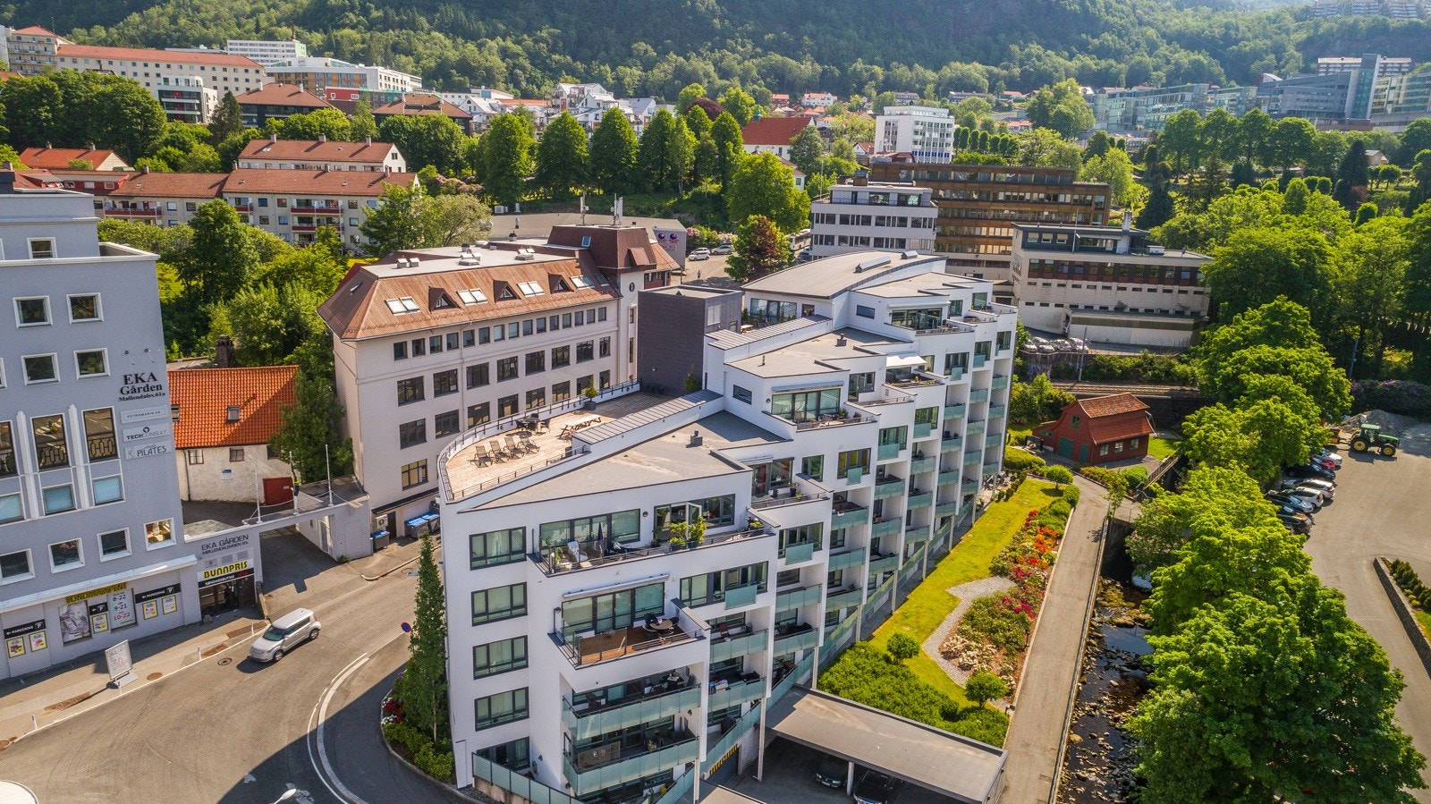 Nydelig 2-roms med særdeles populær beliggenhet sentralt i Møllendal. Sameiet Møllehagen består av 71 seksjoner og ble oppført i 2009. Meget god standard og fasiliteter i sameiet. Galleribilde