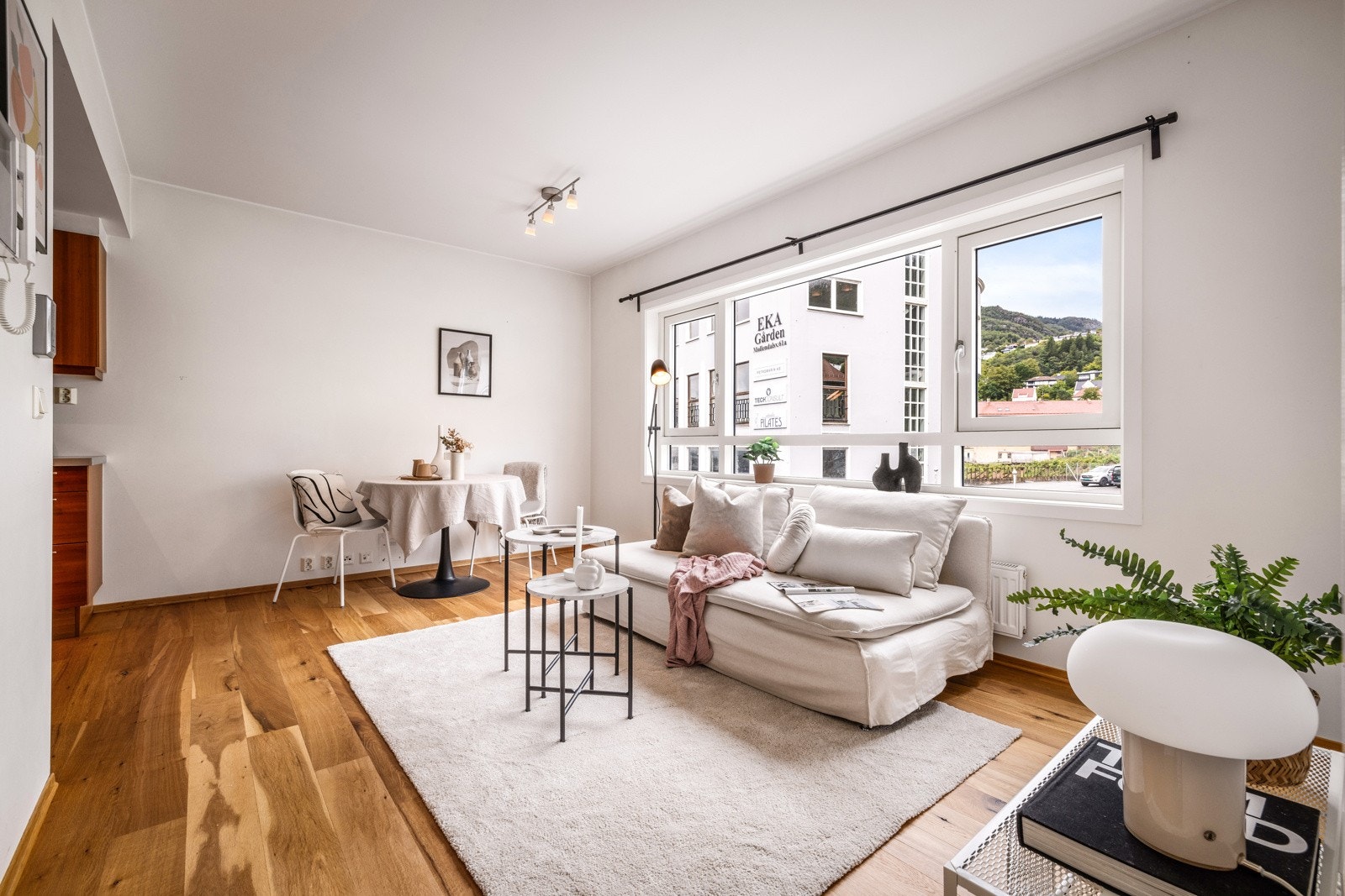 Leiligheten har høy teknisk standard blant annet med vannbåren varme (energivennlig leilighet) og balansert ventilasjonsanlegg med varmegjennvinning. Galleribilde