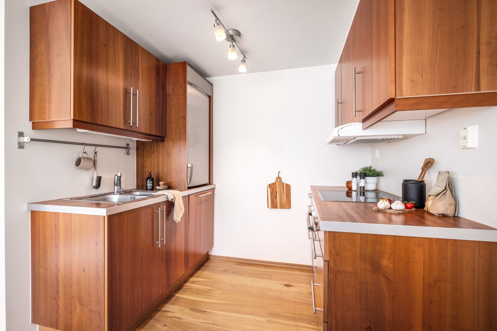 Pent og moderne HTH kjøkken med god skap og benkeplass. Normal bruksslitasje. Galleribilde