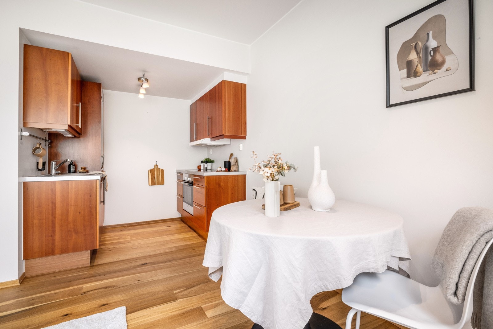 Myk overgang fra stue til kjøkkensonen. God plass til spisebord i tilknytning til kjøkkenet. Dette er en leilighet som er enkel å innrede på stilfull måte. Galleribilde