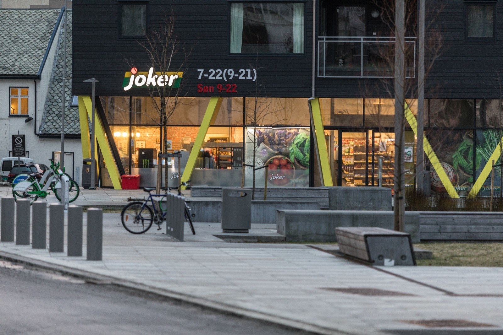 Jokerbutikken i Møllendal er flittig brukt av beboerne i området. Denne er også søndagsåpen. Dersom en mister bussen, står bysyklene klar. Galleribilde
