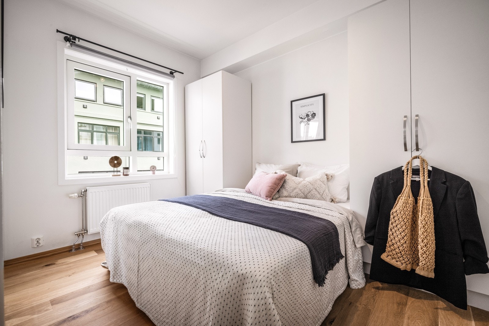 Lyst og tiltalende soverom med to stk. garderobeskap som følger med i handelen. Galleribilde