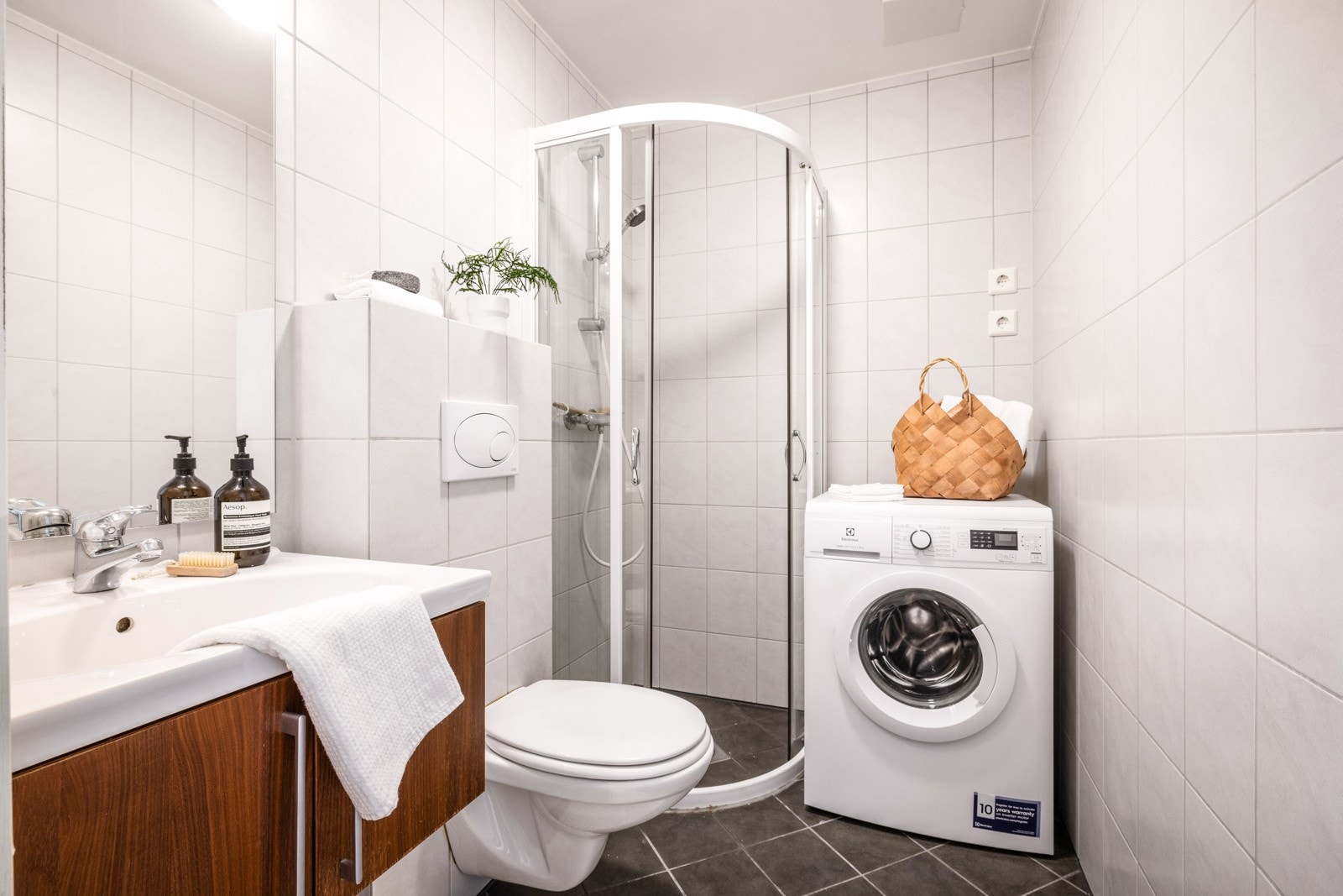 Meget pent, helfliset og moderne bad med baderomsinnredning fra HTH. Badet fremstår som tidløst. Her er det rør i rør vannforsyningssystem, varme i gulvet og fin belysning. Galleribilde