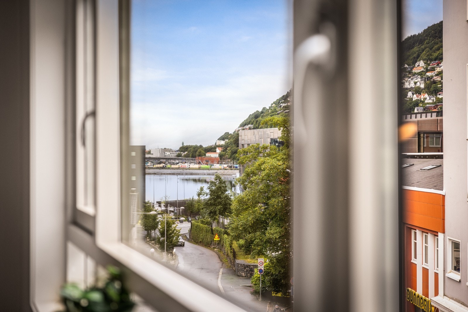 Utsikt mot Store Lungegårdsvann. Her er det ny bystrand under bygging. Bybanestoppet ligger også der. Galleribilde