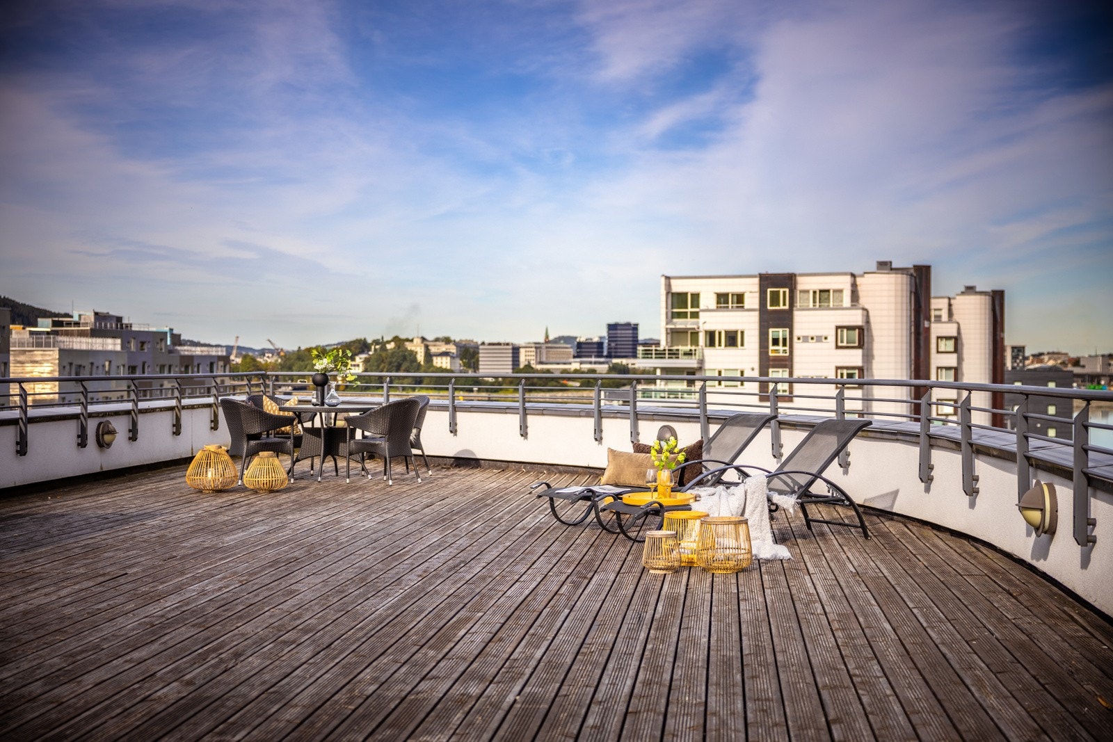 Vi er ca. 3 minutter unna Haukeland sykehus, 2 minutter fra den nye bystranden og ca. 10-12 minutters gange fra sentrum. Det går både buss og bybane i nabolaget. Galleribilde