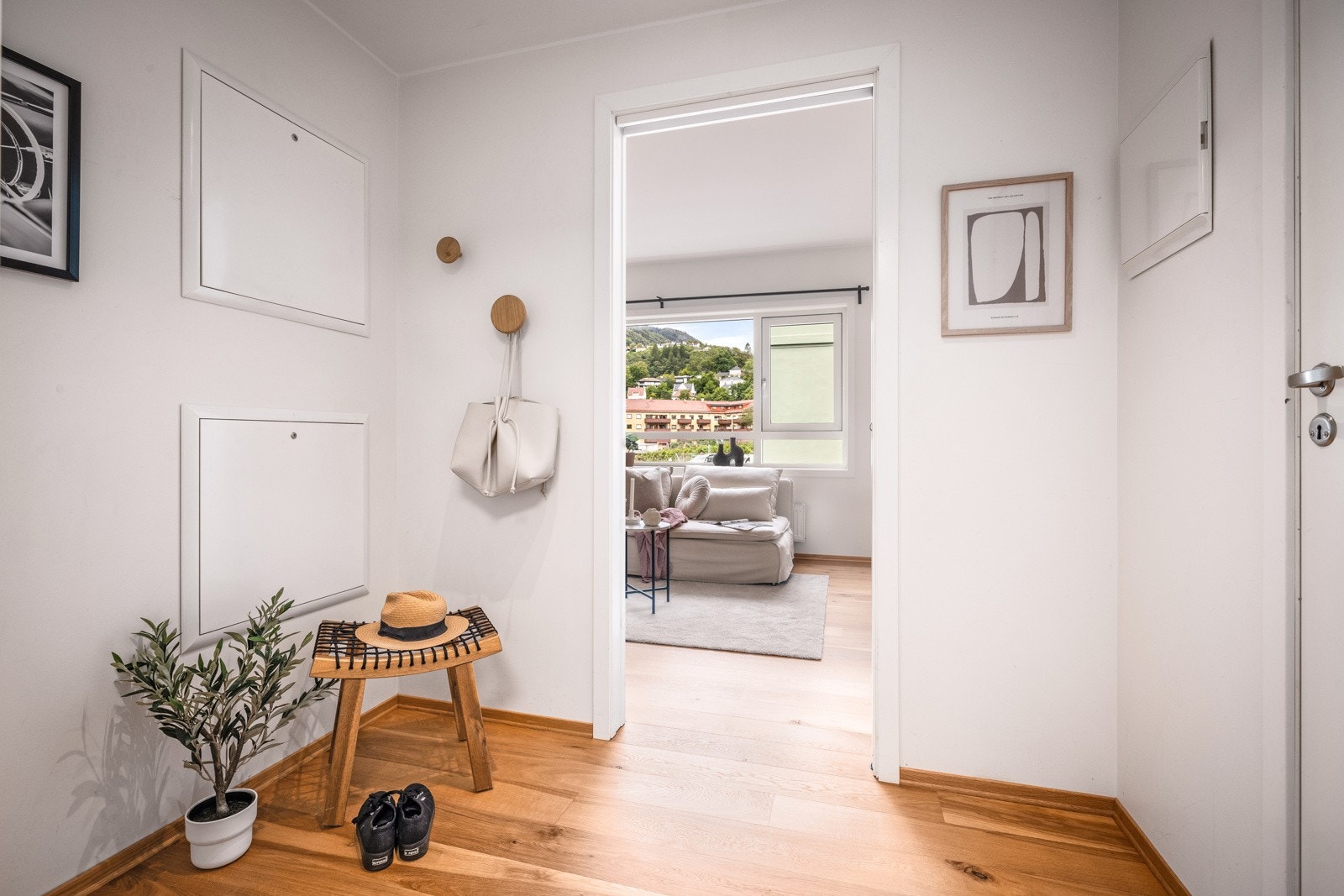 Fin entré/gang med god plass til yttertøy og sko. Galleribilde