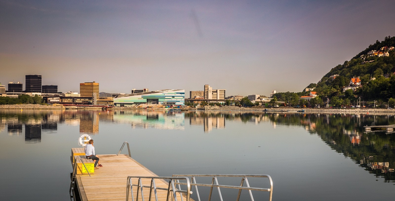 Om sommeren så koker det på badebryggene på Møllendal. Her kan man bade og kose seg i solen. Jokerbutikken ligger like ved. Galleribilde