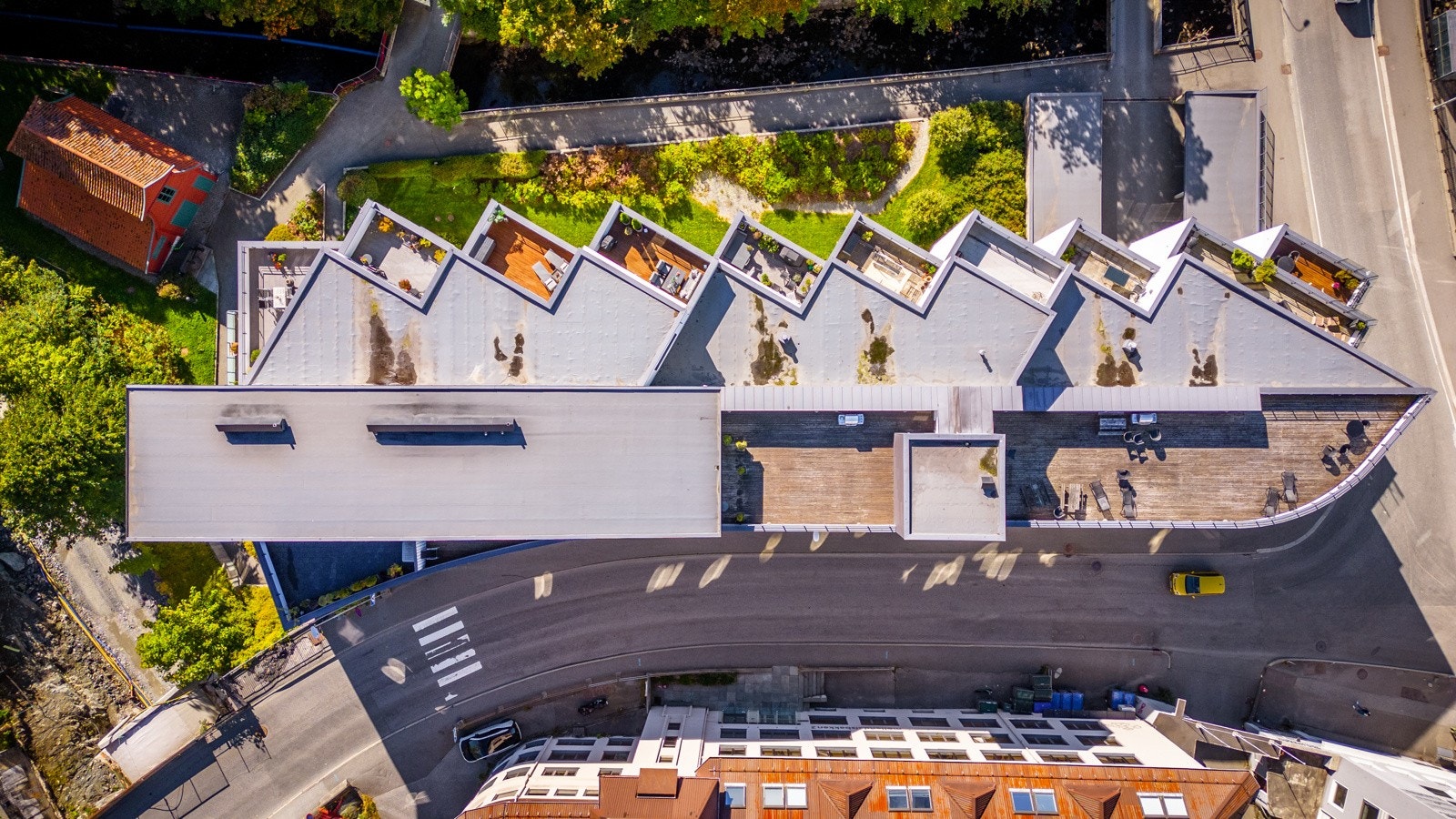 I sameiet er det to store felles takterrasser som er disponibel for beboerne. Takterrassene er solvendt og det er fin utsikt. Tilrettelagt med gassgrill og sittegrupper. Galleribilde