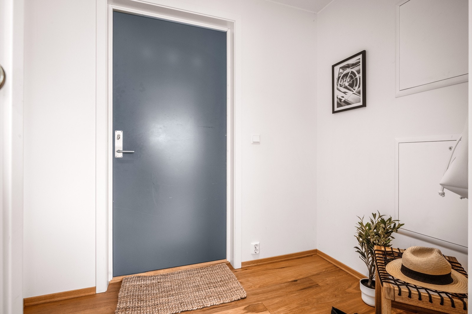 Det er montert dørcalling anlegg i bygget slik at en kan slippe inn gjester ved hovedinngangen fra leiligheten. Galleribilde