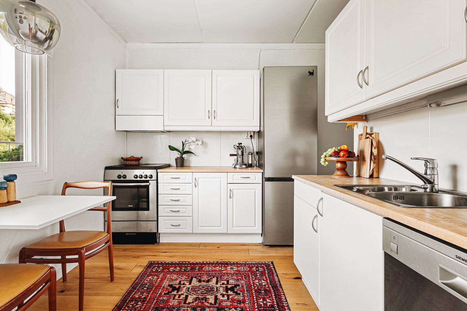 Kjøkkeninnredningen består av profilerte fronter, heltre benkeplate, over benkeplaten er det benyttet plate, stål oppvaskkum, ventilator. Galleribilde