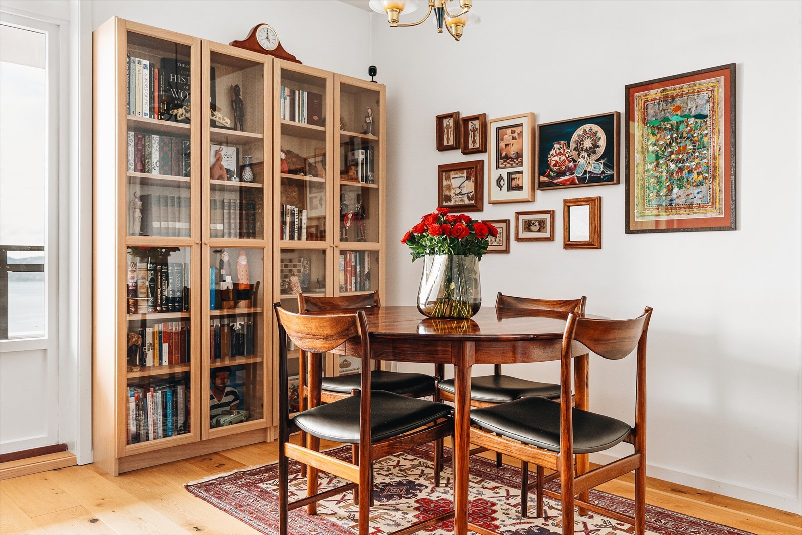 Leiligheten har en praktisk planløsning og fremstår som godt vedlikeholdt. Galleribilde
