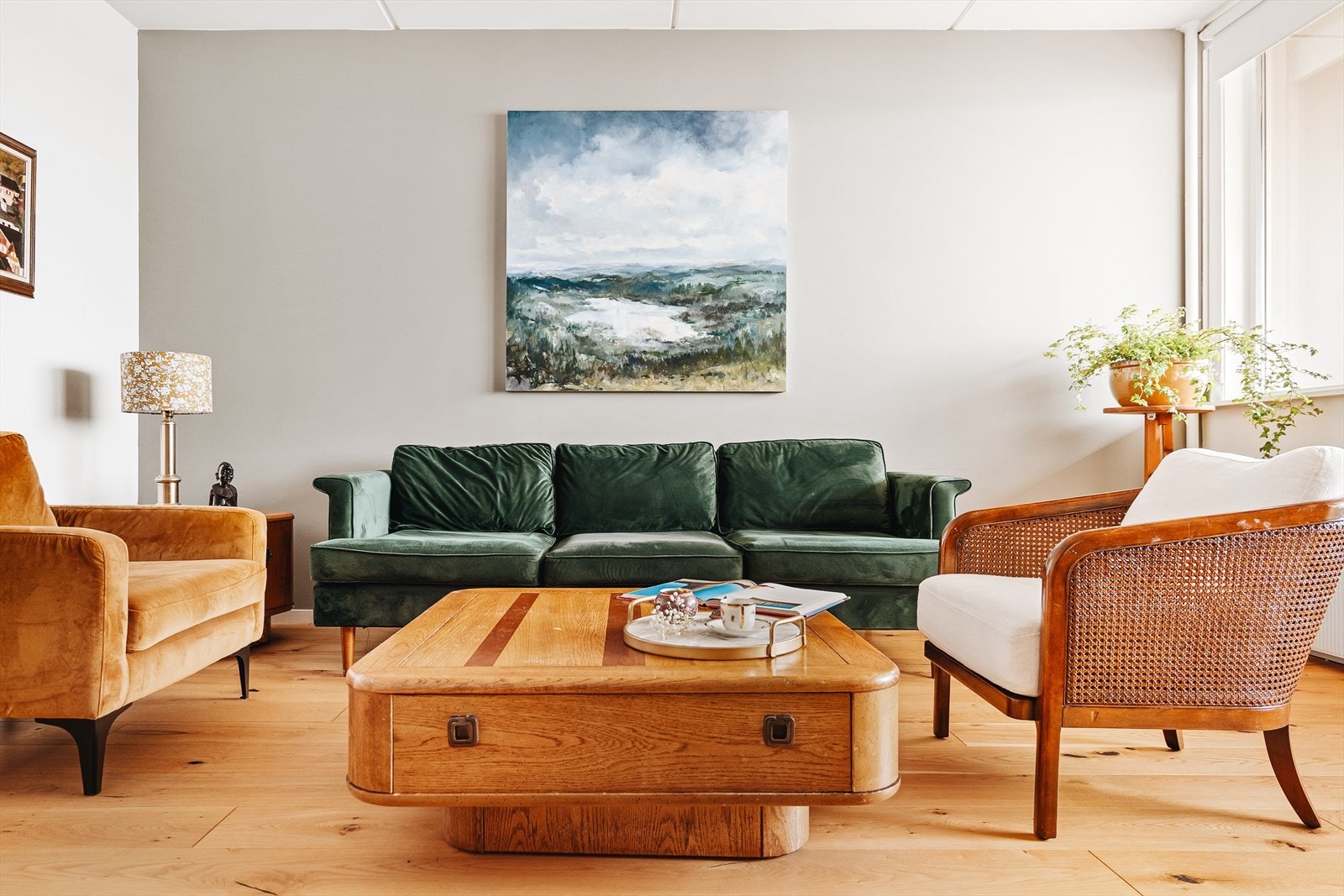 Det er lagt en-stavs parkett på gulv, som forøvrig er gjennomgående for hele leiligheten utenom bad. Galleribilde