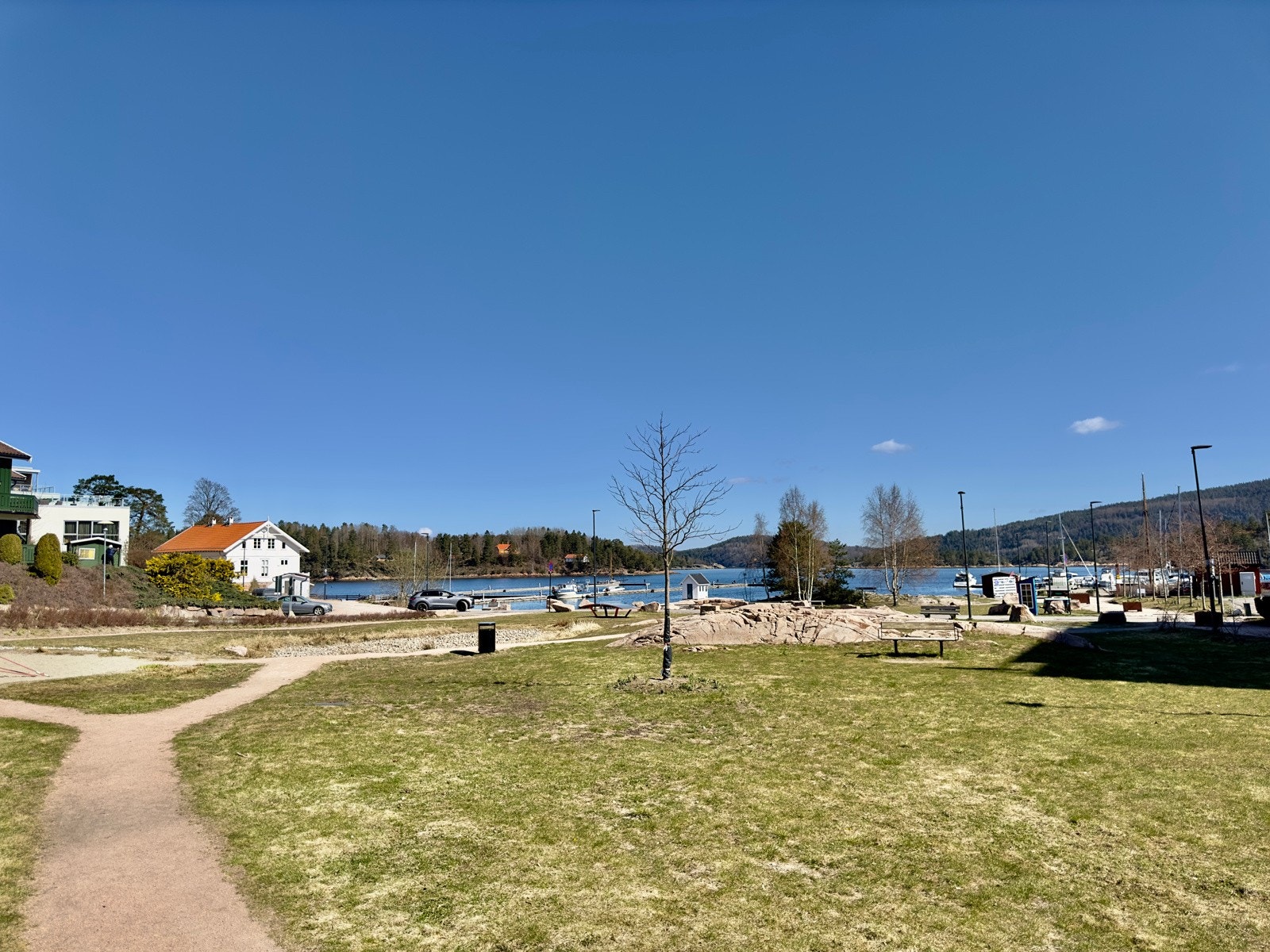 Sætre Marina byr på hyggelig grøntareal med lekeaparater. Galleribilde