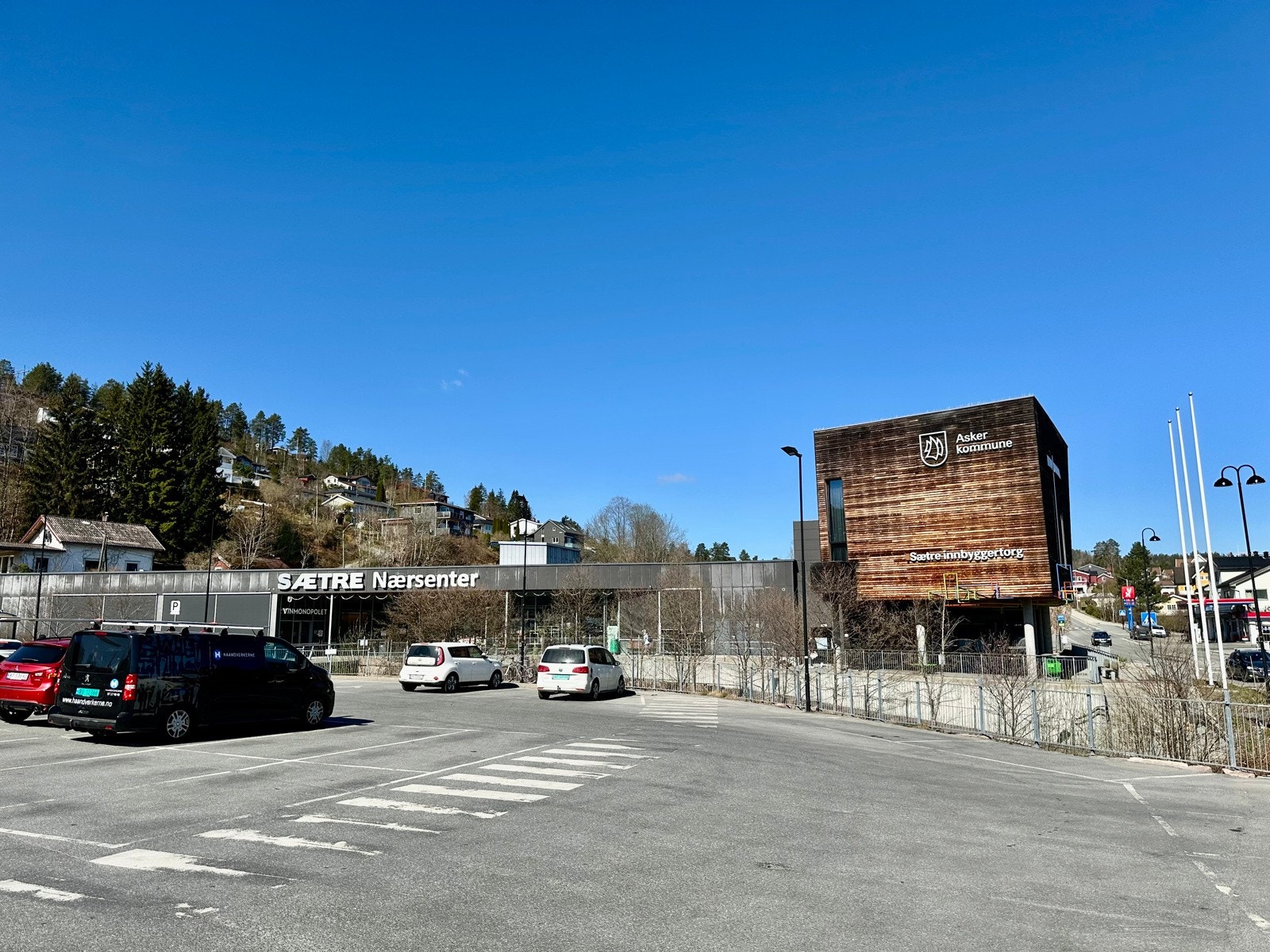 Kort vei til Sætre Nærsenter som tilbyr et variert utvalg av tjenester, inkludert dagligvarebutikk, Vinmonopol, apotek, Nille og post i butikk. Galleribilde