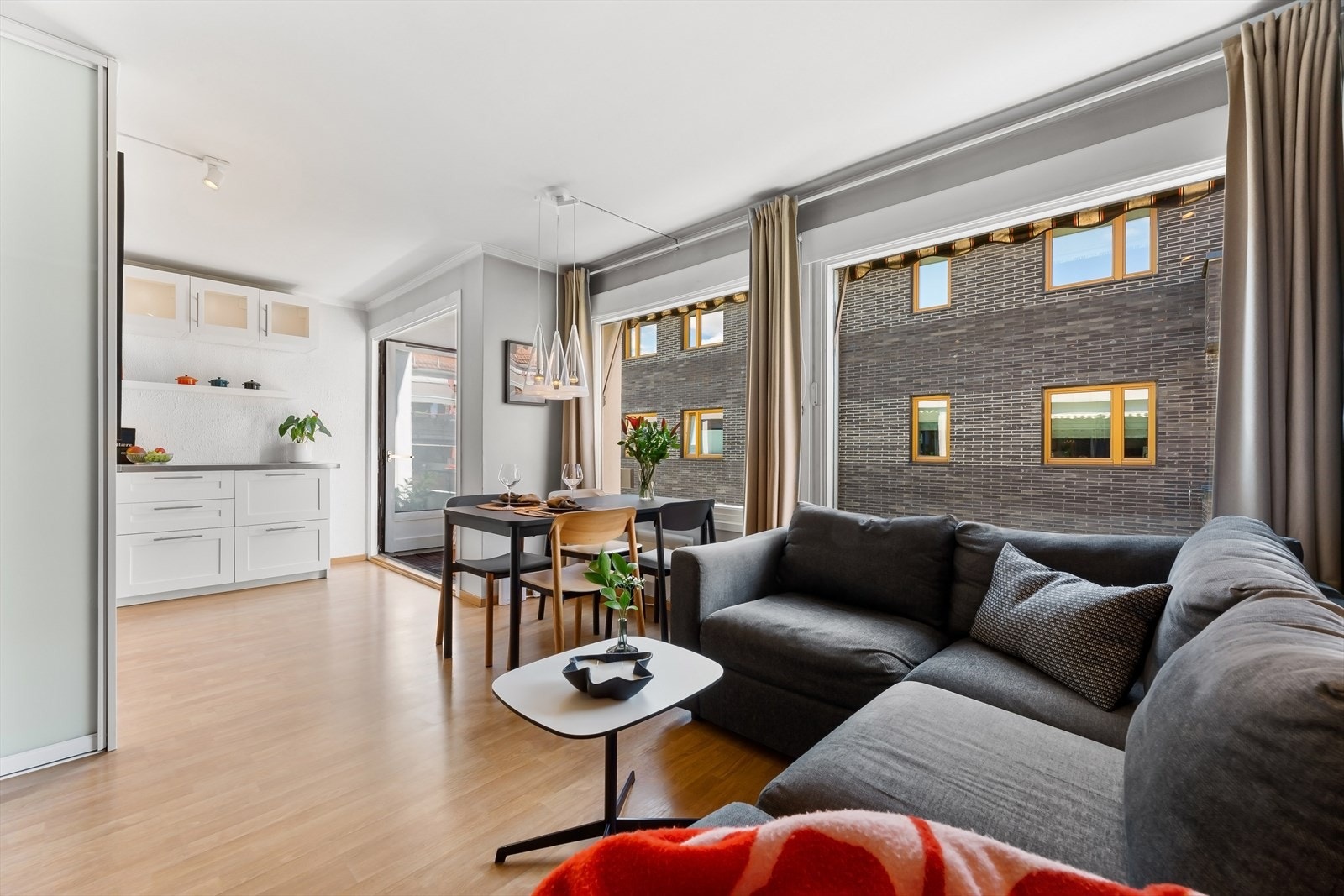 Leiligheten har meget god planløsning med plass til både sofa og spisebord i stuen Galleribilde