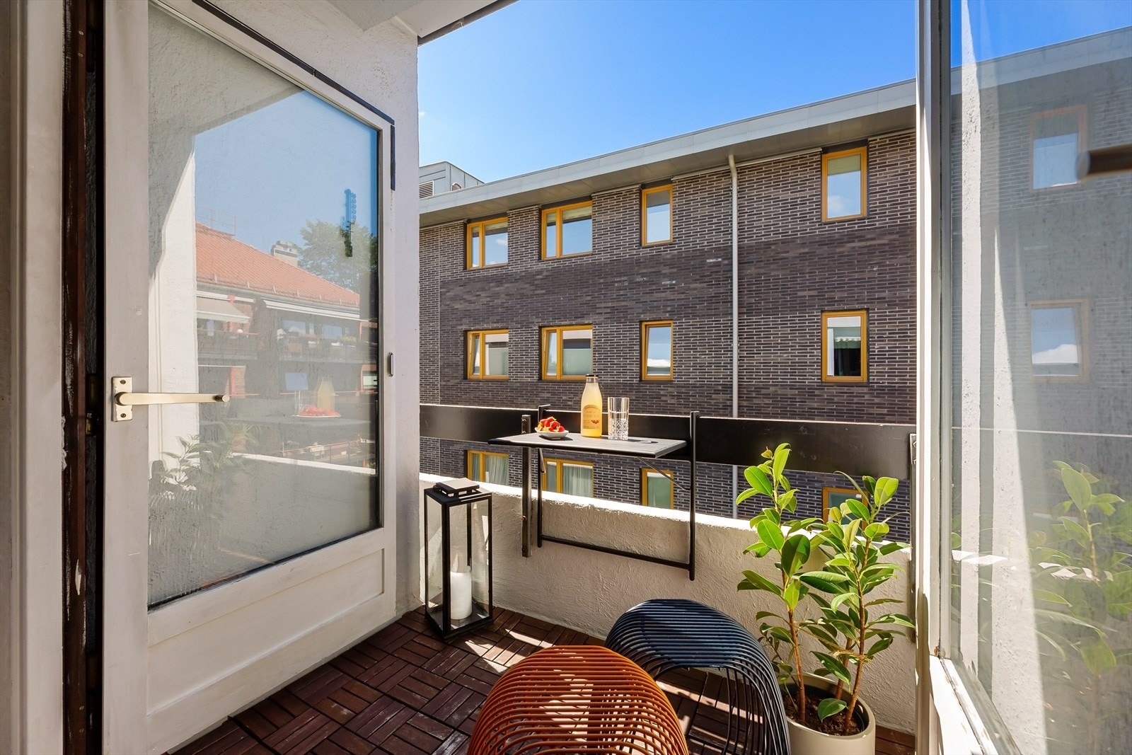 Leiligheten ligger tilbaketrukket i den delen av bygningen som har best solforhold - her kan du nyte solen på balkongen fra rundt kl.11 til ca. kl. 21.00 på sommerstid. Galleribilde