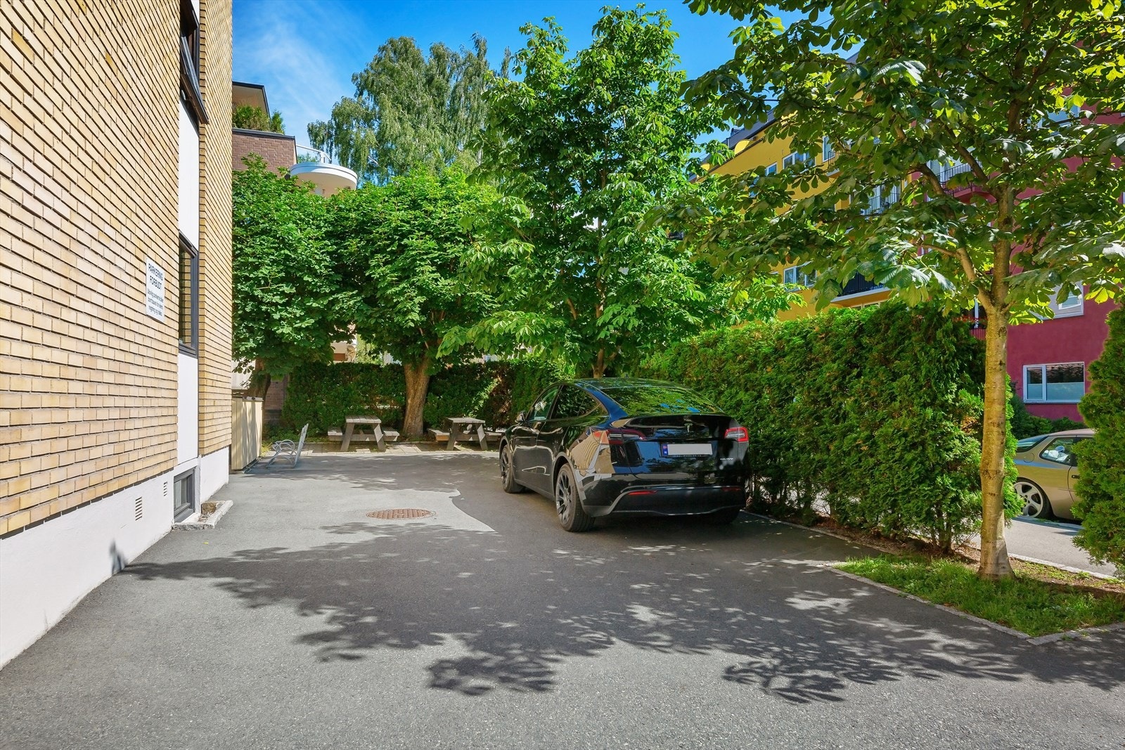 Biloppstillingsplass for av- og pålessing på egen tomt. Meget praktisk ved behov Galleribilde