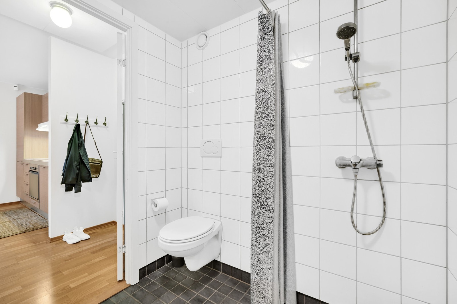 Pent flislagt bad med elektriske varmekabler på gulv. Galleribilde