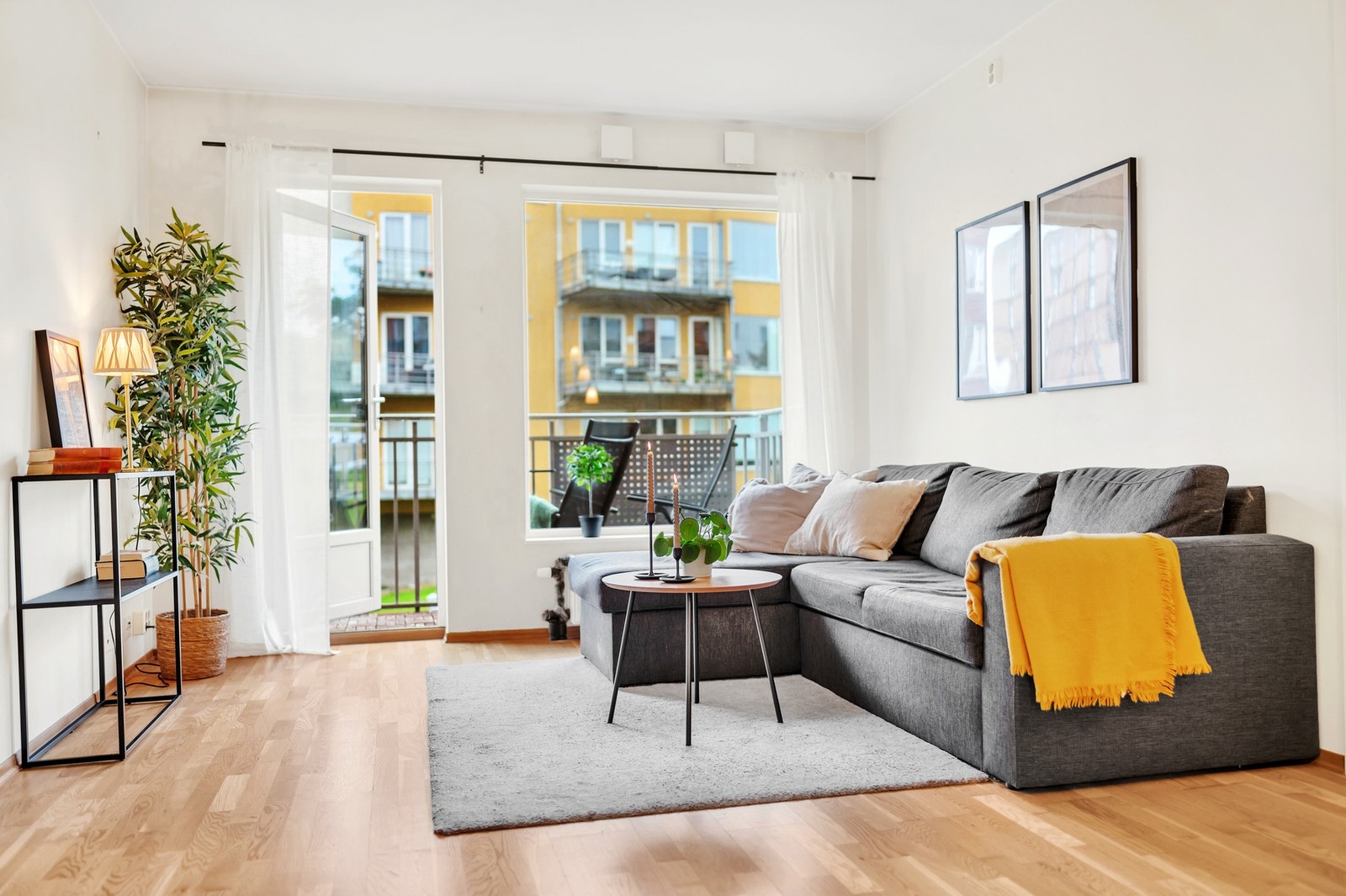 Leiligheten nyter god beliggenhet i høy 1. etasje, usjenert og med lite innsyn. Galleribilde