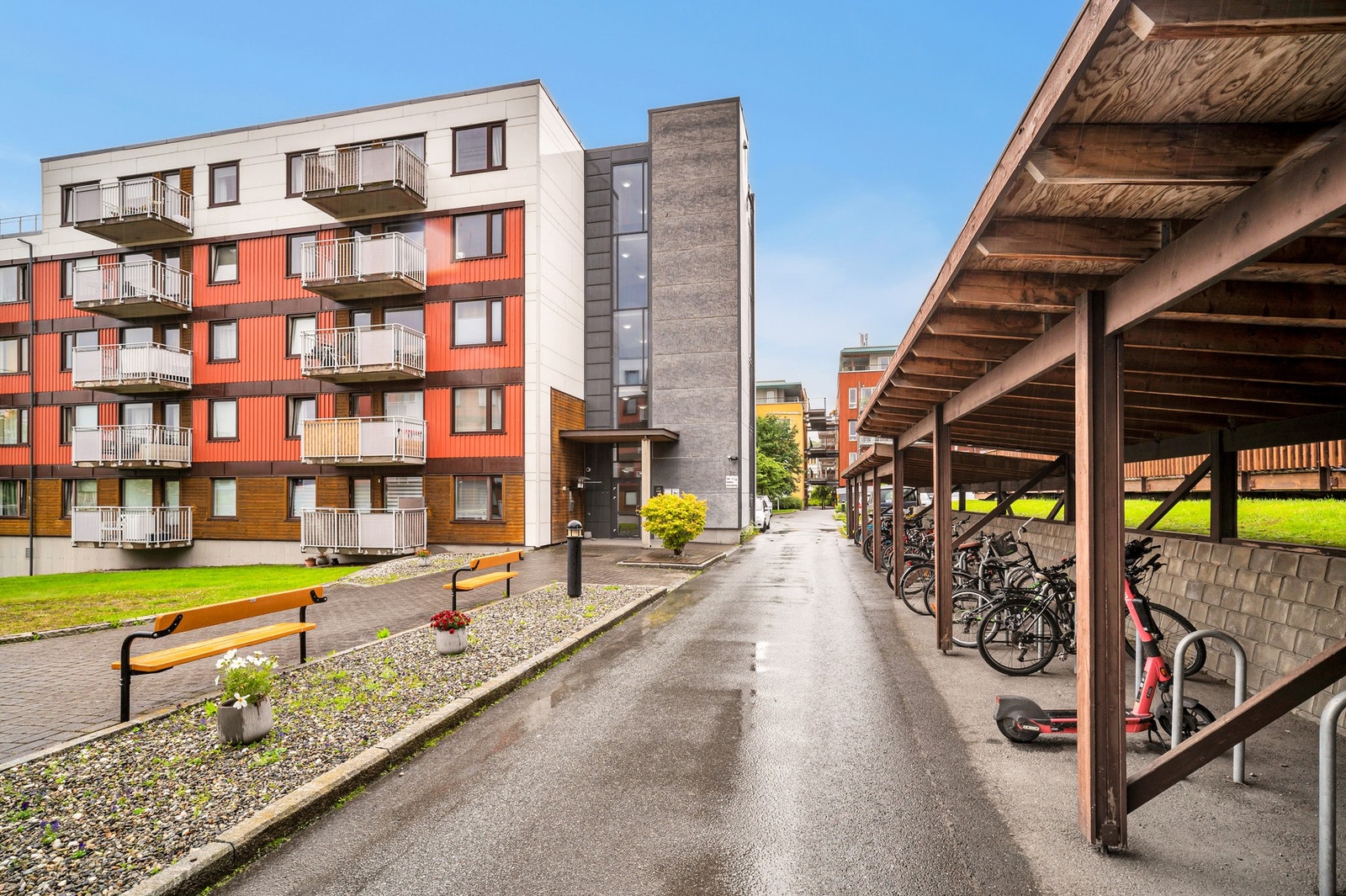 Fasadebilde. Praktisk sykkelparkering rett ved inngangsdøren. Galleribilde