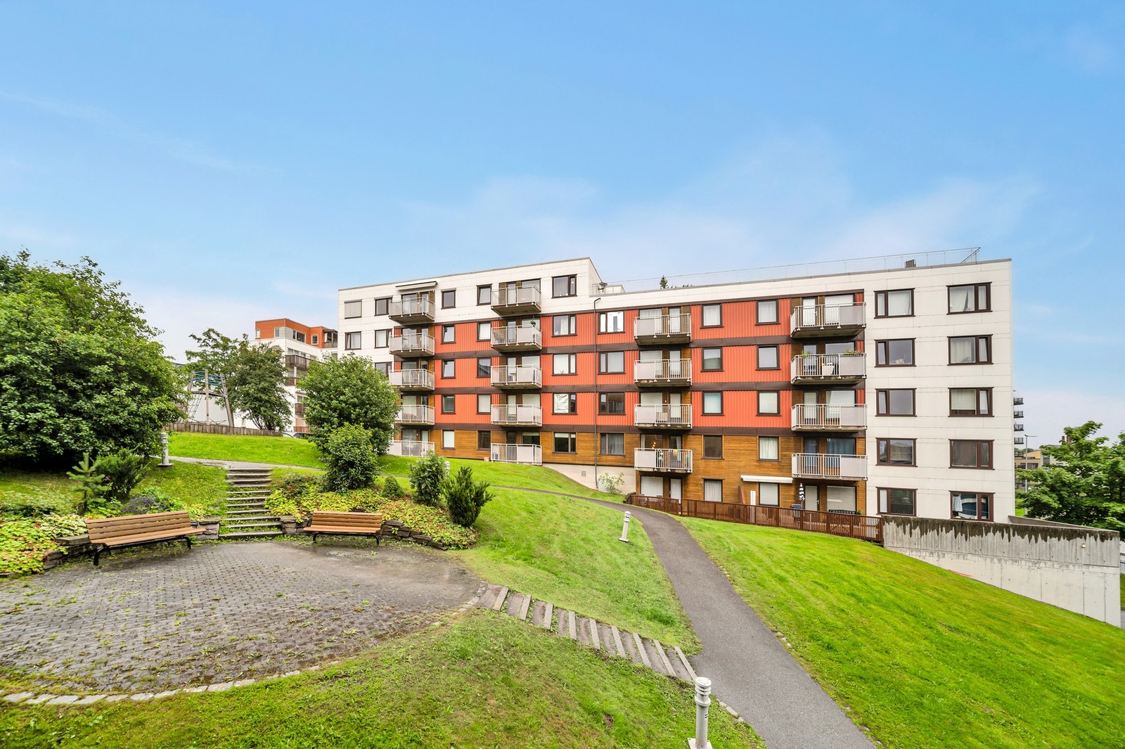Flotte utendørsarealer rett ved boligen. På byggets øverste plan finner du en herlig takterrasse med svært gode sol- og utsiktsforhold. Galleribilde