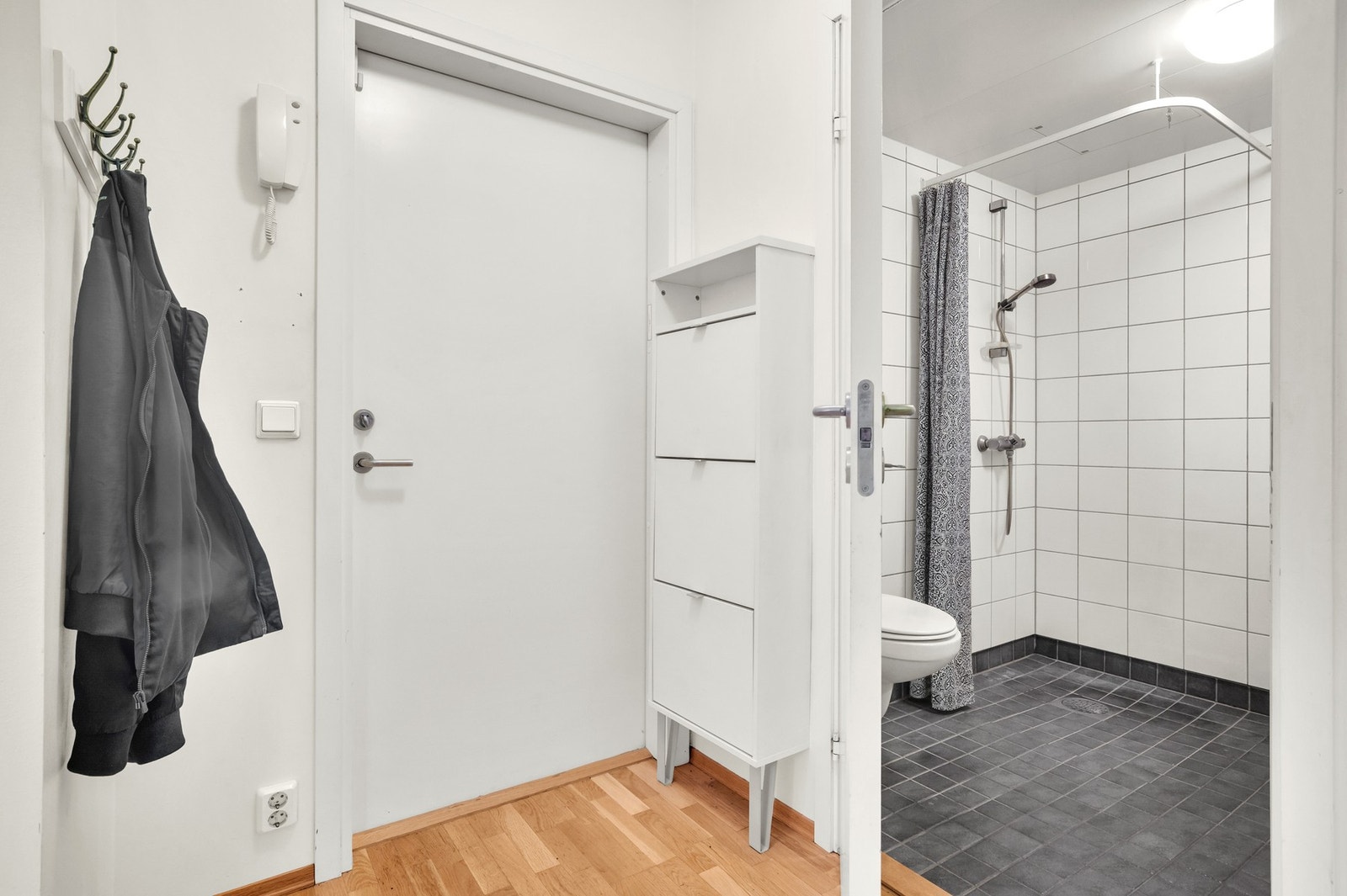 Velkommen inn! I entreen er det god plass til oppheng/oppbevaring av yttertøy og sko. Galleribilde