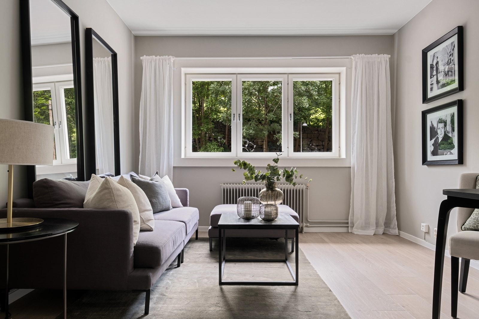 I stuen er det plass til sofa med tilhørende møblement, samt TV-benk. Galleribilde