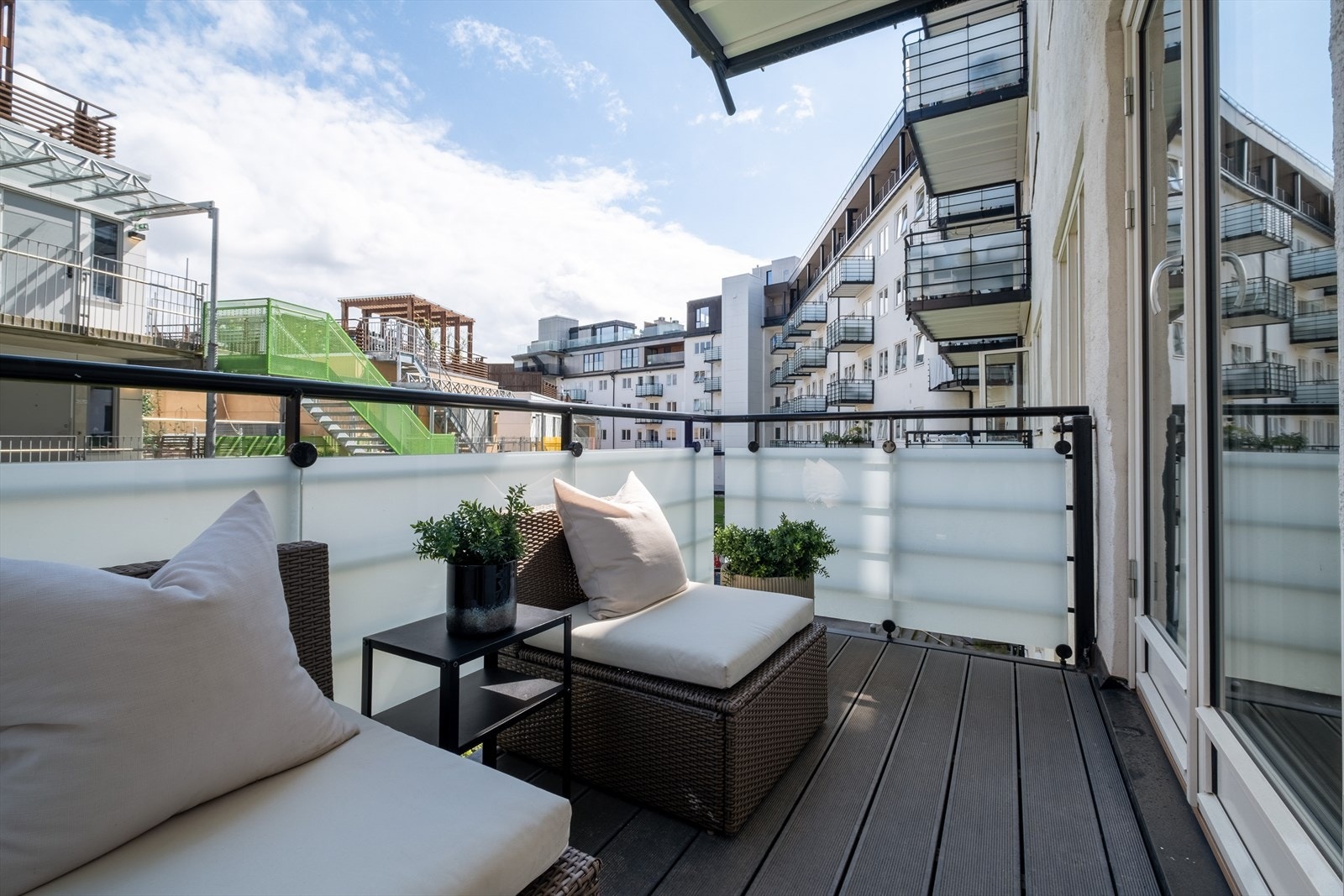 Velkommen til en gjennomgående 3-roms med balkong midt mellom Grünerløkka og St. Hanshaugen. Leiligheten ligger med populære Vulkan som nærmeste nabo. Perfekt leilighet for den urbane! Husk visningspåmelding. Galleribilde