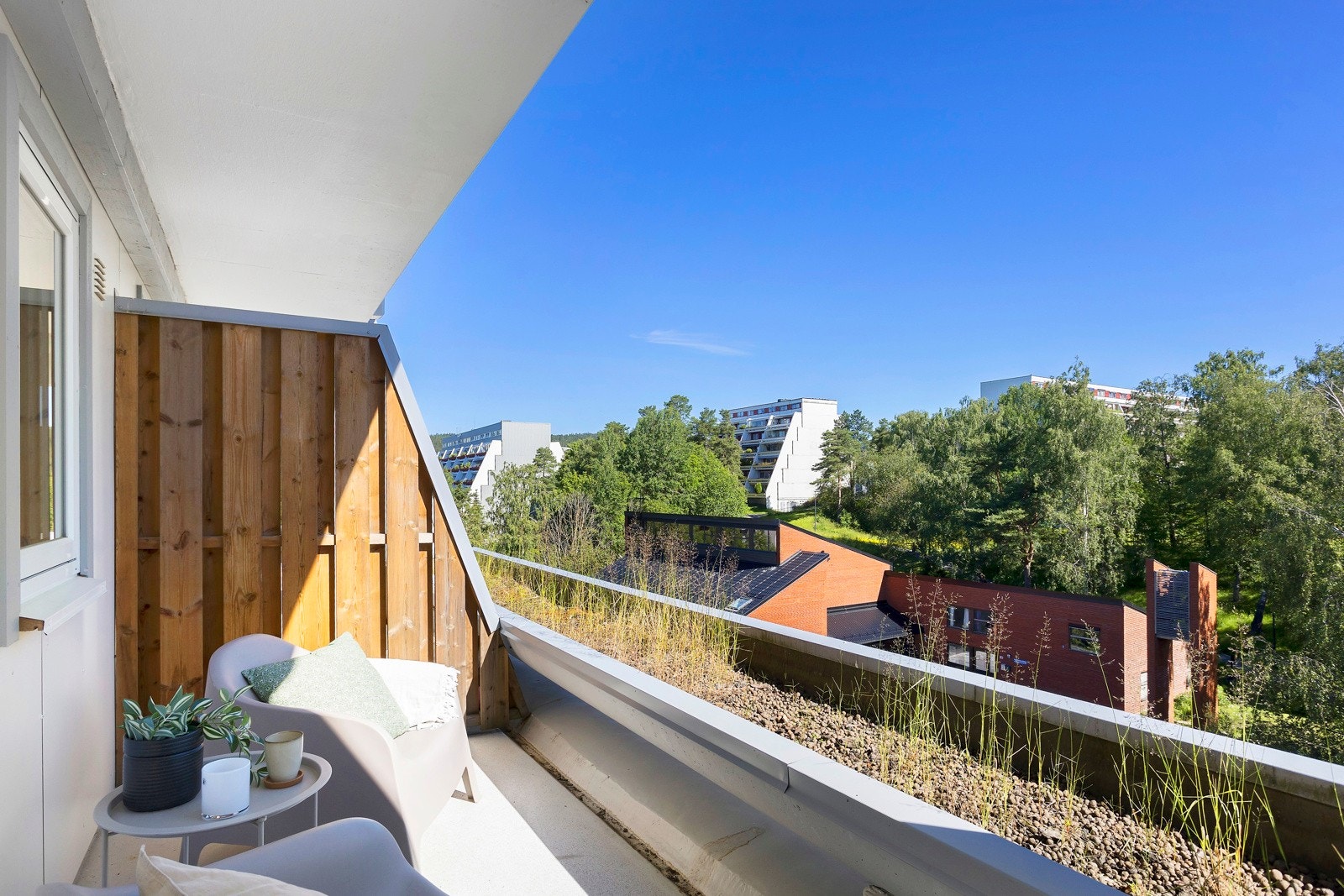 Flott utsikt mot nærområdet fra balkongen. Galleribilde