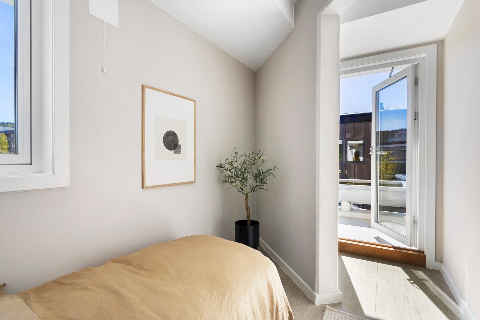 Fra soverommet har du utgang til en romslig balkong. Galleribilde
