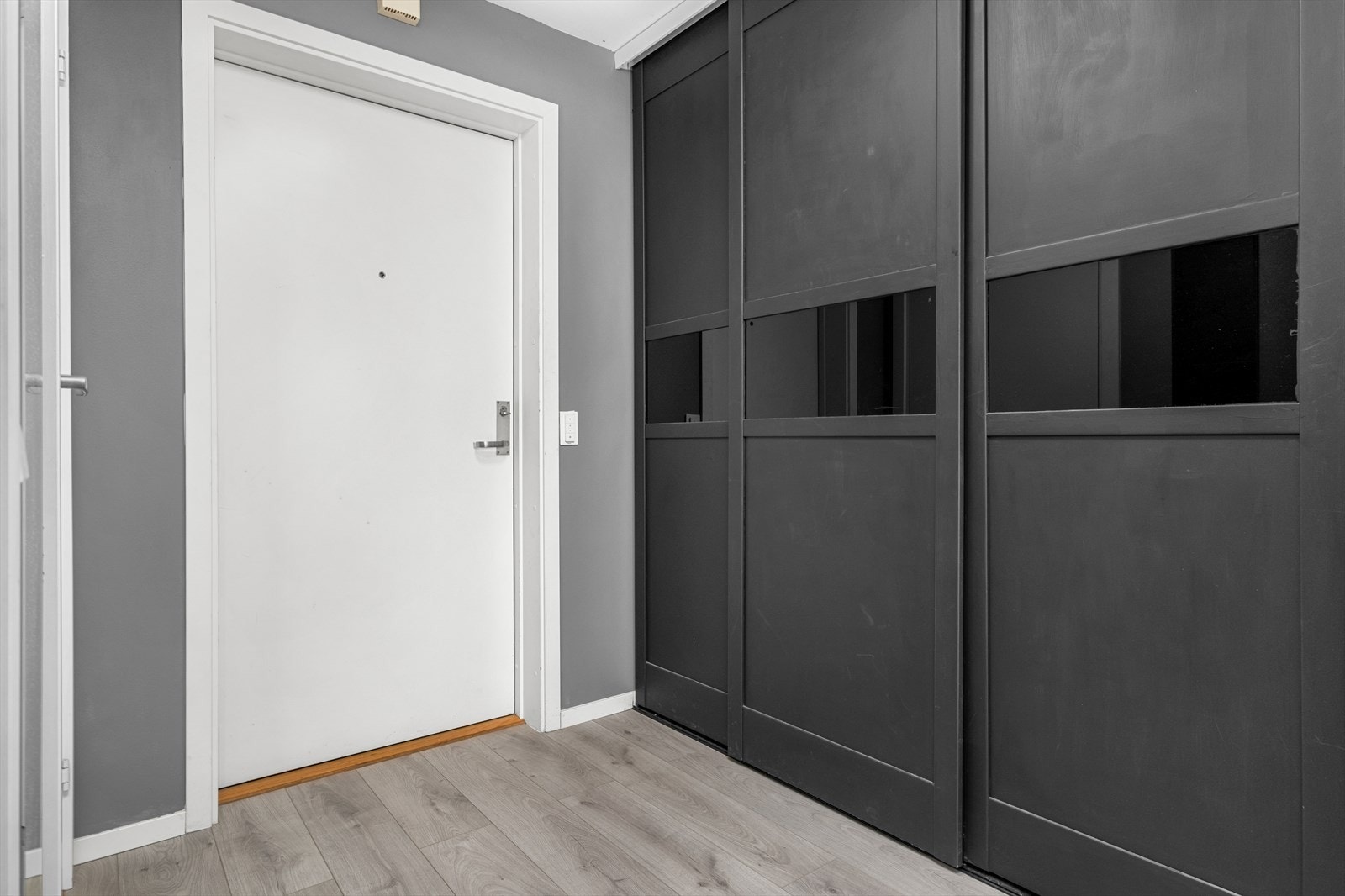 I tillegg til skyvedørsgarderoben har leiligheten en intern bod og en ekstern bod i kjeller for ekstra plass til oppbevaring. Galleribilde