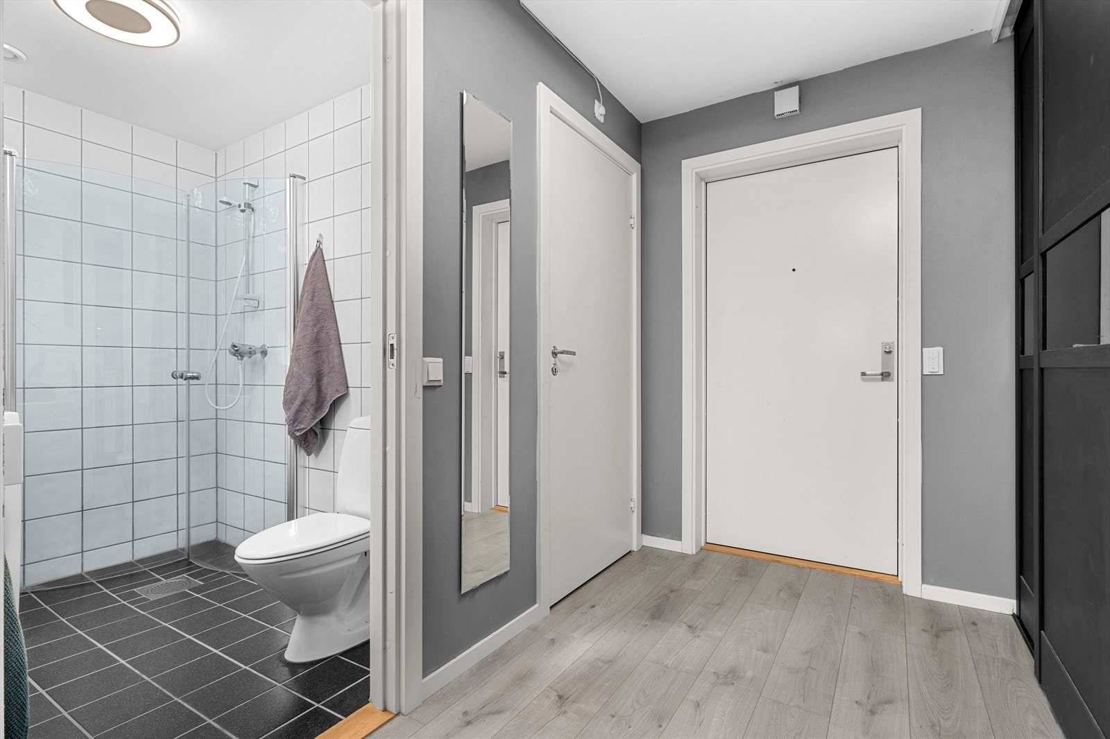Badet er praktisk tilknyttet entréen. Galleribilde
